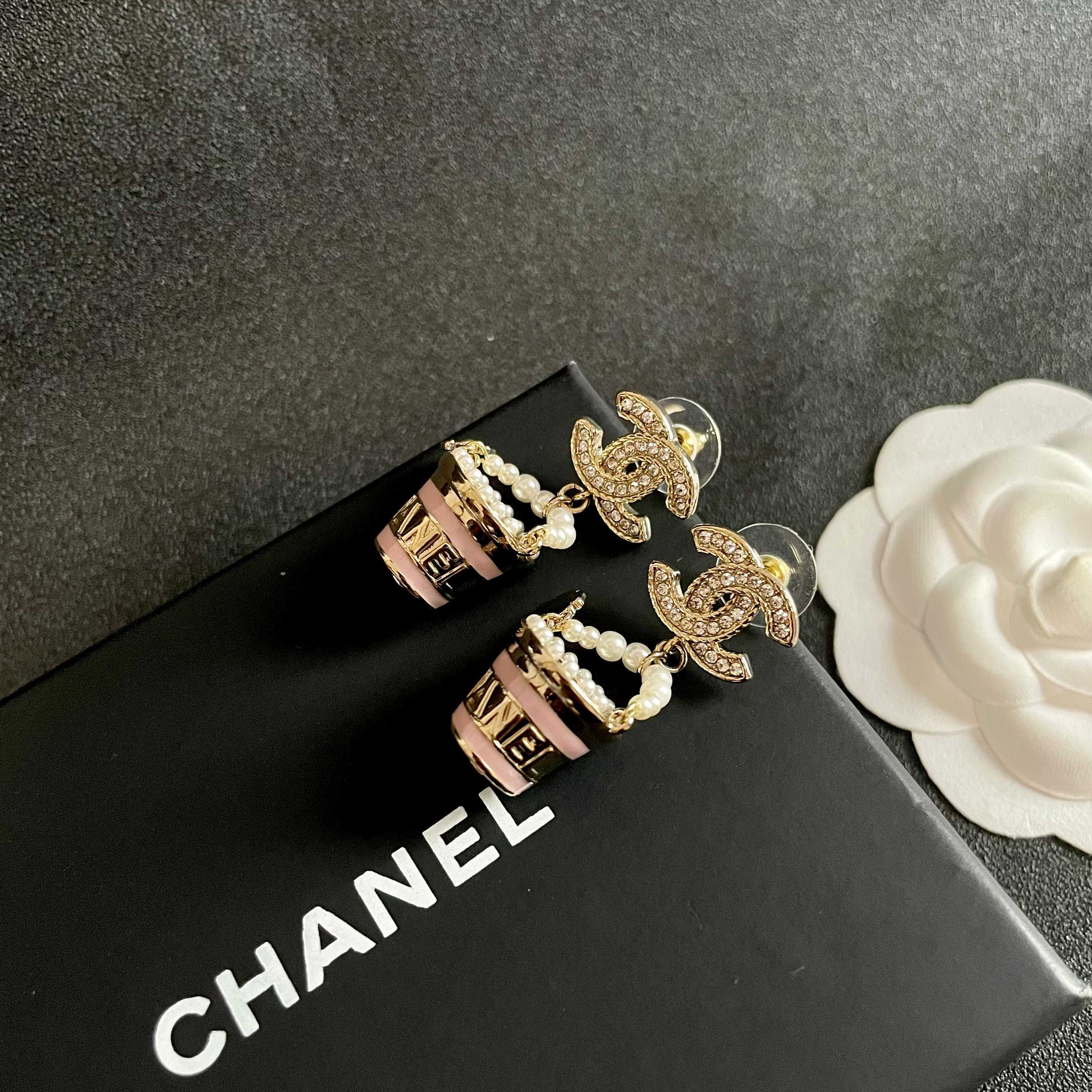 Chanel香奈儿 中古 耳钉👀小香家的款式真心无需多介绍😘🎶每一款都超好看，精致大方，非常显气质