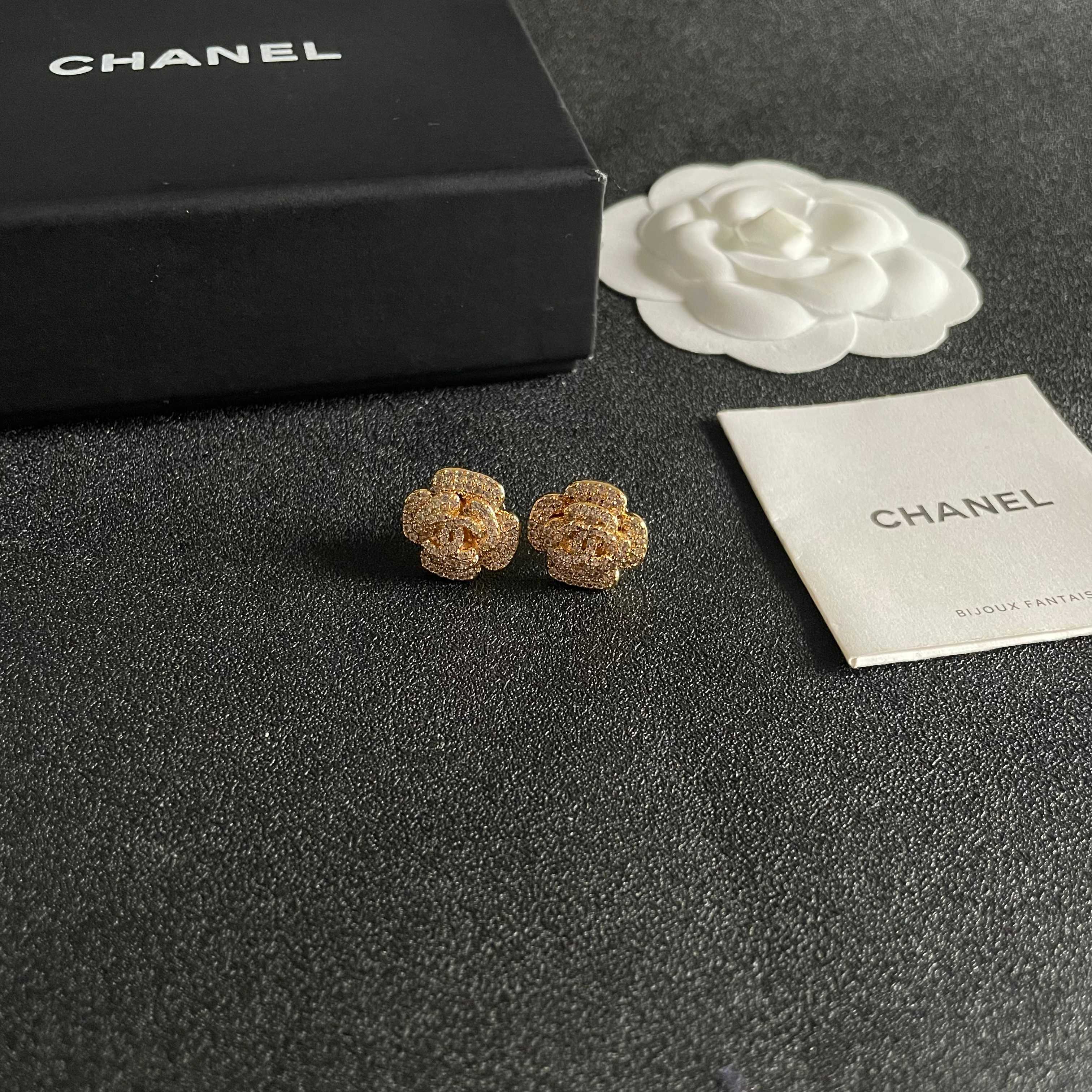 Chanel香奈儿 中古 耳钉👀小香家的款式真心无需多介绍😘🎶每一款都超好看，精致大方，非常显气质