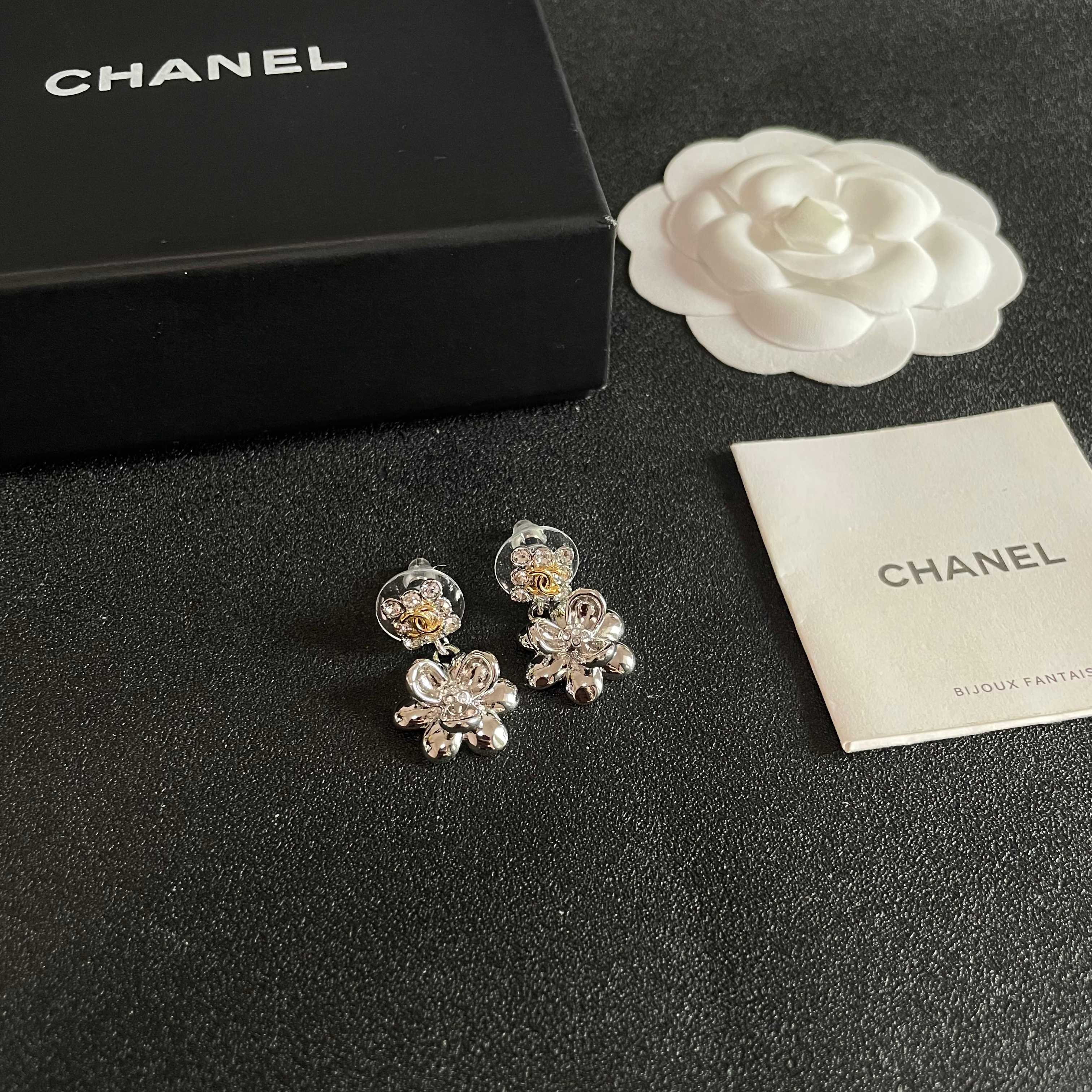 Chanel香奈儿 中古 耳钉👀小香家的款式真心无需多介绍😘🎶每一款都超好看，精致大方，非常显气质
