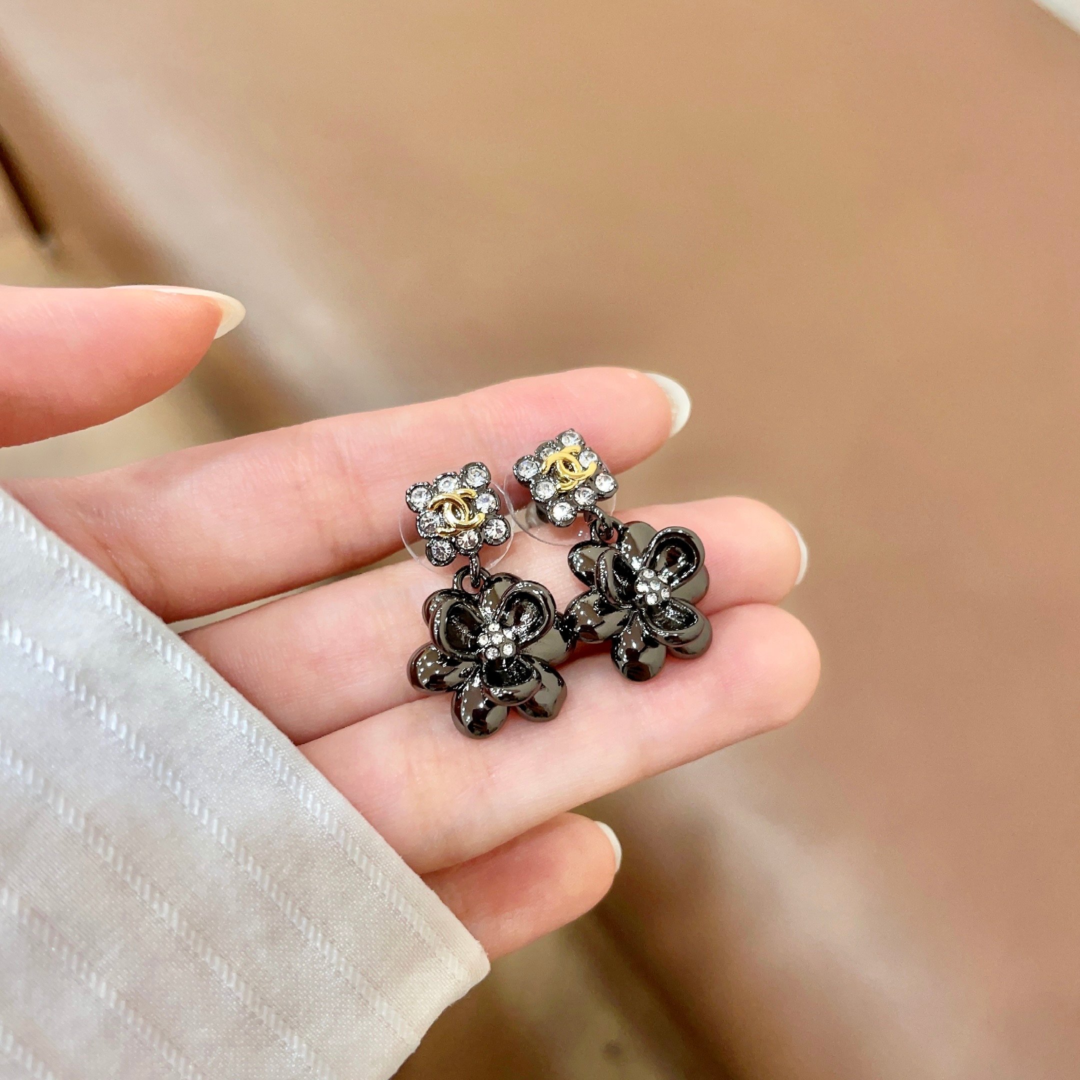 Chanel香奈儿 中古 耳钉👀小香家的款式真心无需多介绍😘🎶每一款都超好看，精致大方，非常显气质