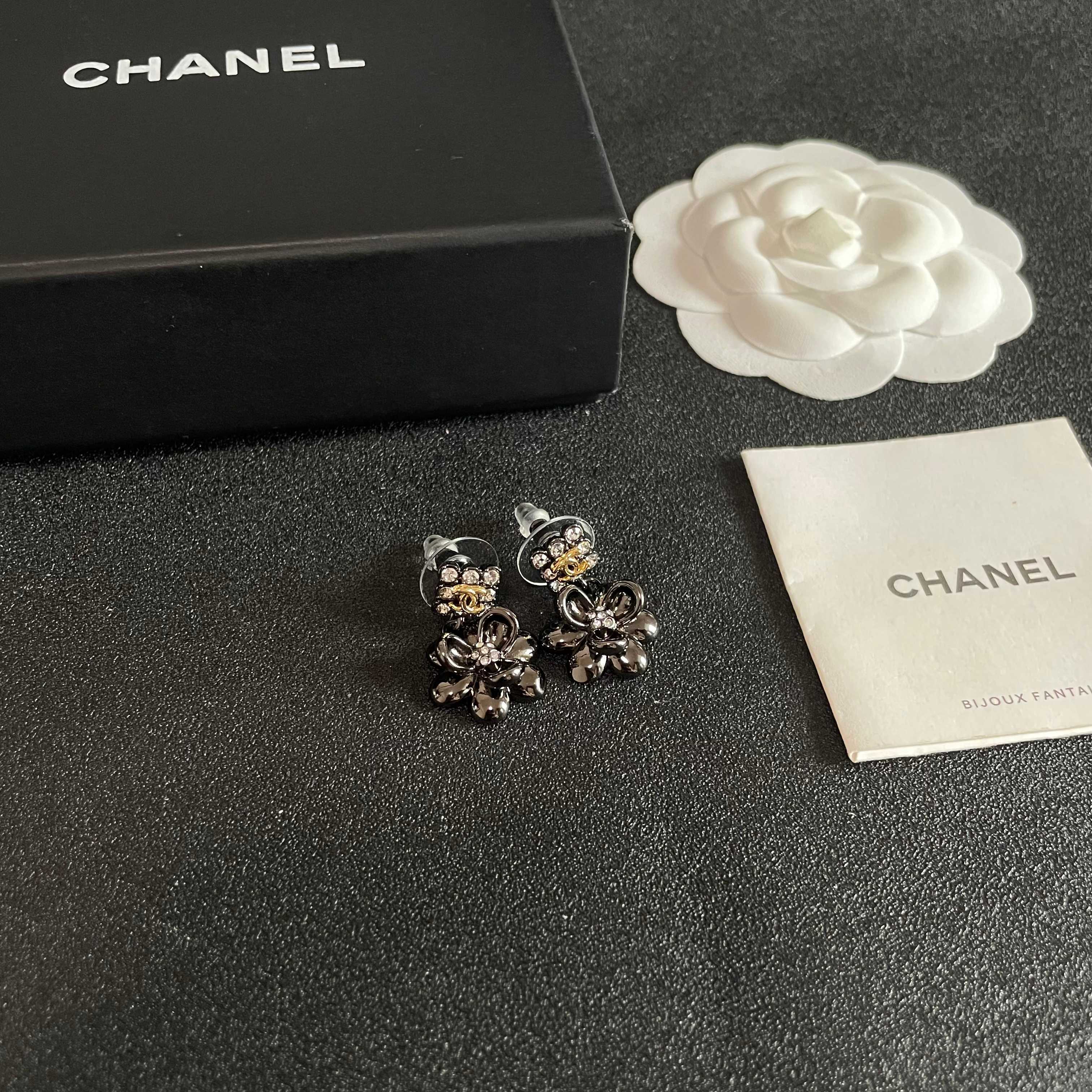 Chanel香奈儿 中古 耳钉👀小香家的款式真心无需多介绍😘🎶每一款都超好看，精致大方，非常显气质
