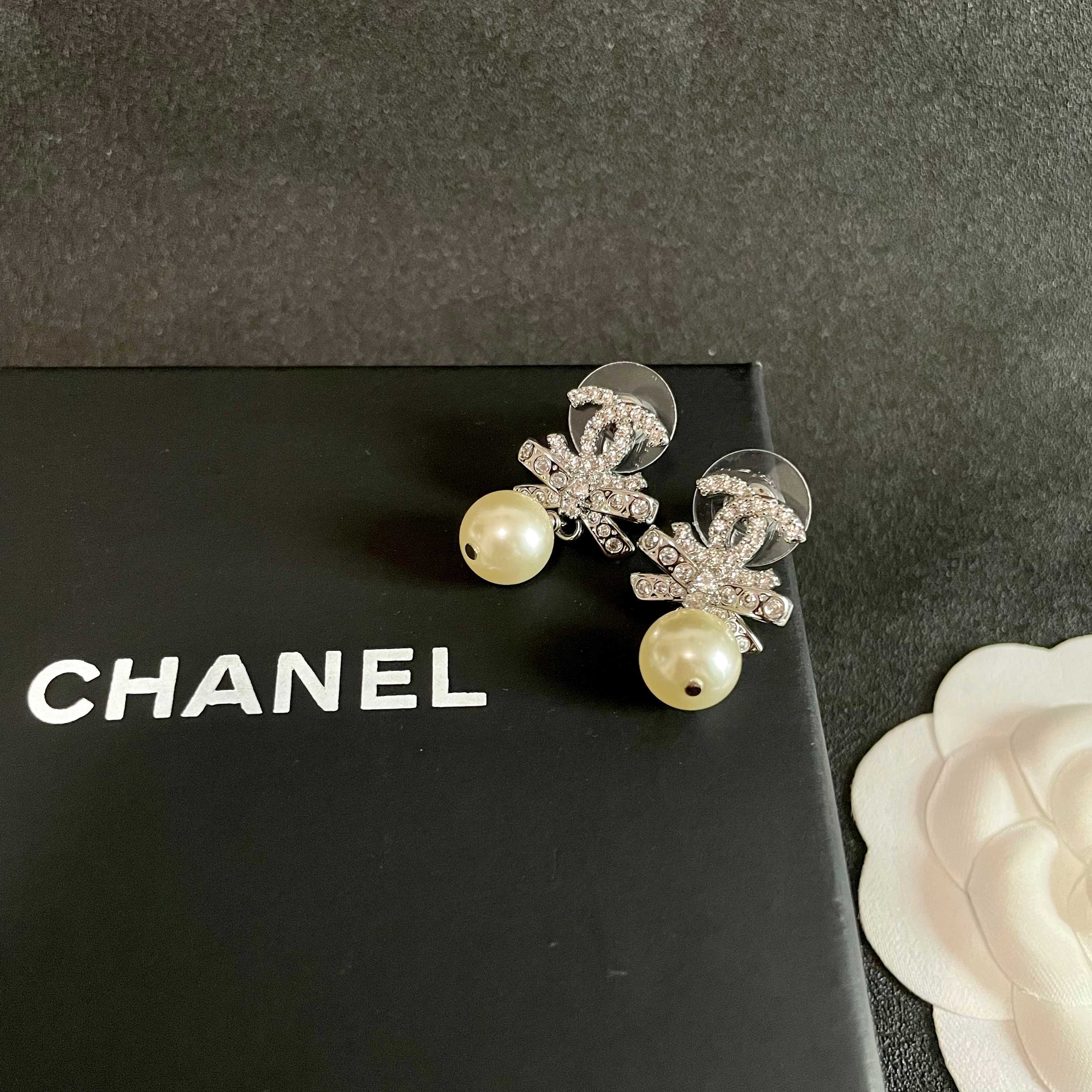 Chanel香奈儿 中古 耳钉👀小香家的款式真心无需多介绍😘🎶每一款都超好看，精致大方，非常显气质