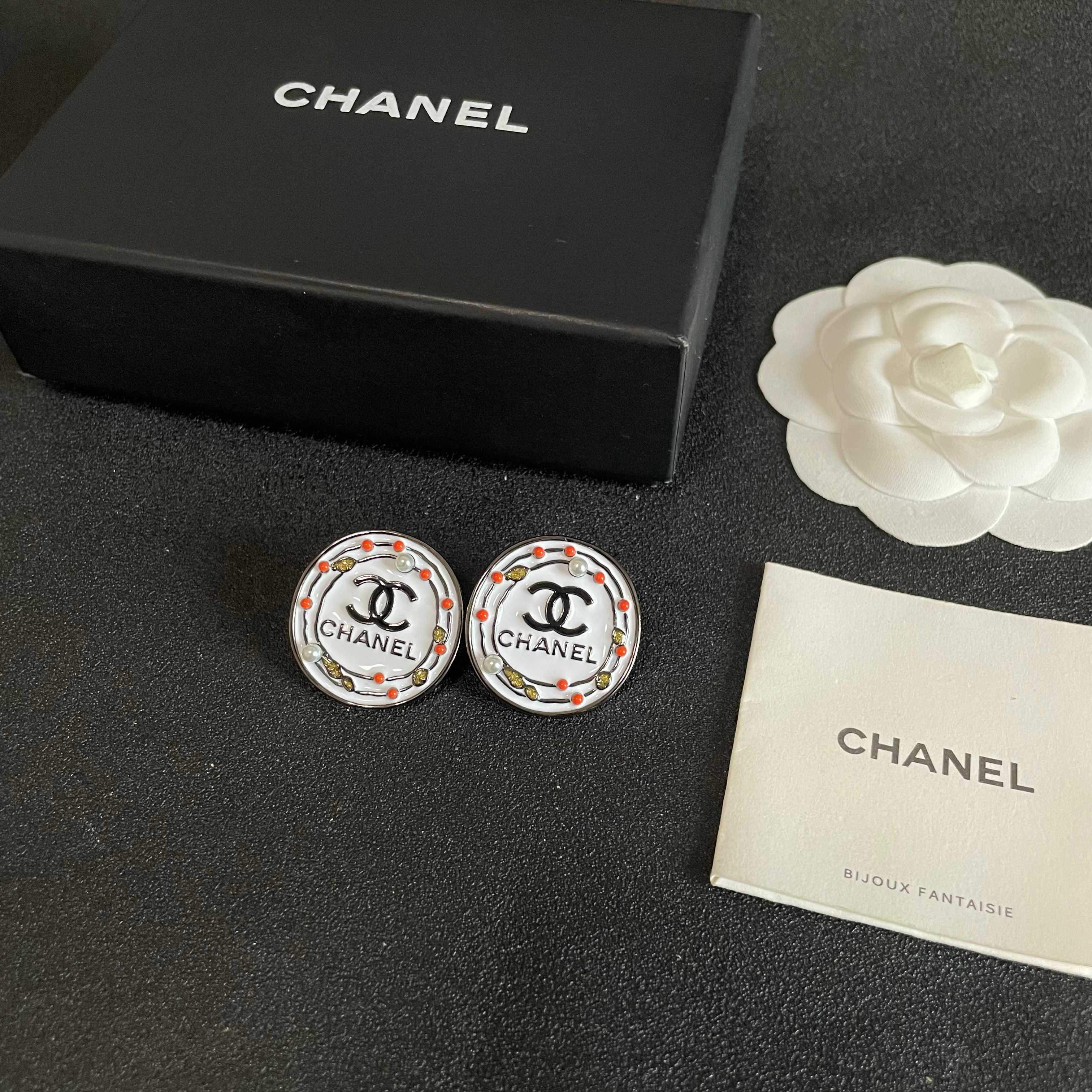 Chanel香奈儿 中古 耳钉👀小香家的款式真心无需多介绍😘🎶每一款都超好看，精致大方，非常显气质