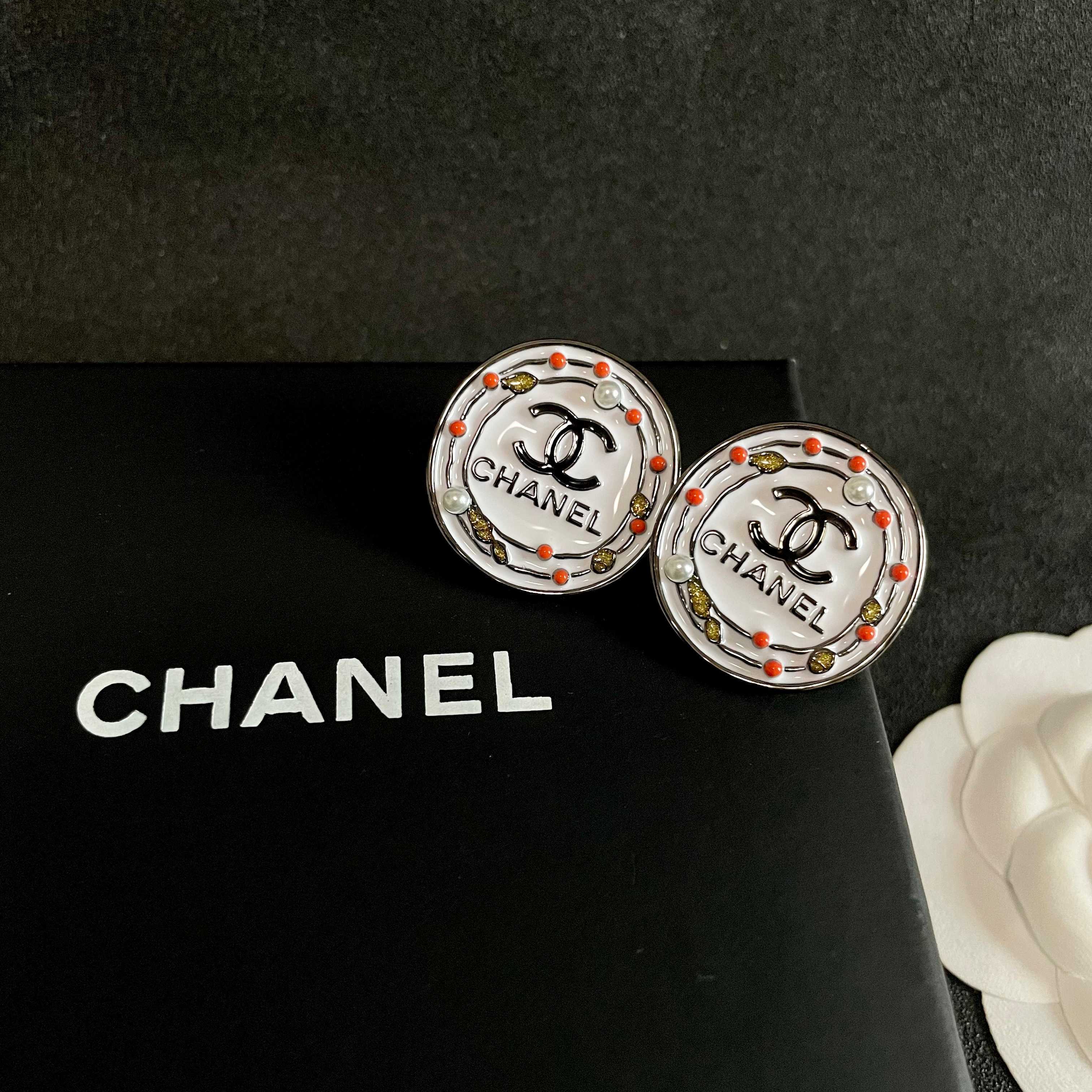 Chanel香奈儿 中古 耳钉👀小香家的款式真心无需多介绍😘🎶每一款都超好看，精致大方，非常显气质