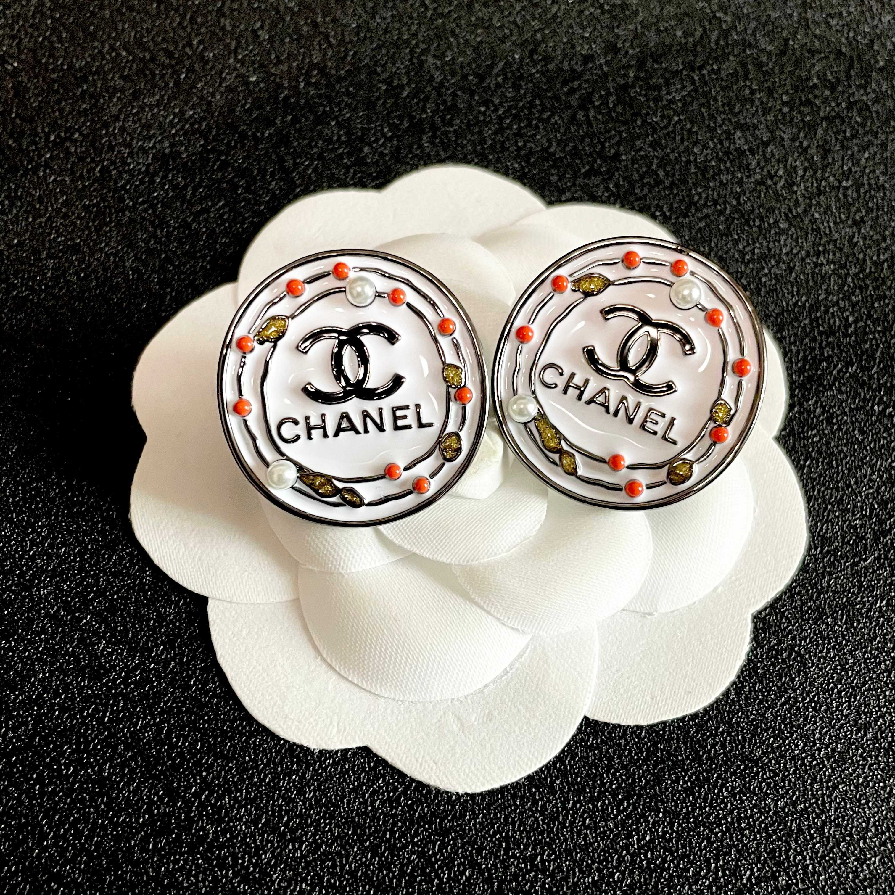Chanel香奈儿 中古 耳钉👀小香家的款式真心无需多介绍😘🎶每一款都超好看，精致大方，非常显气质