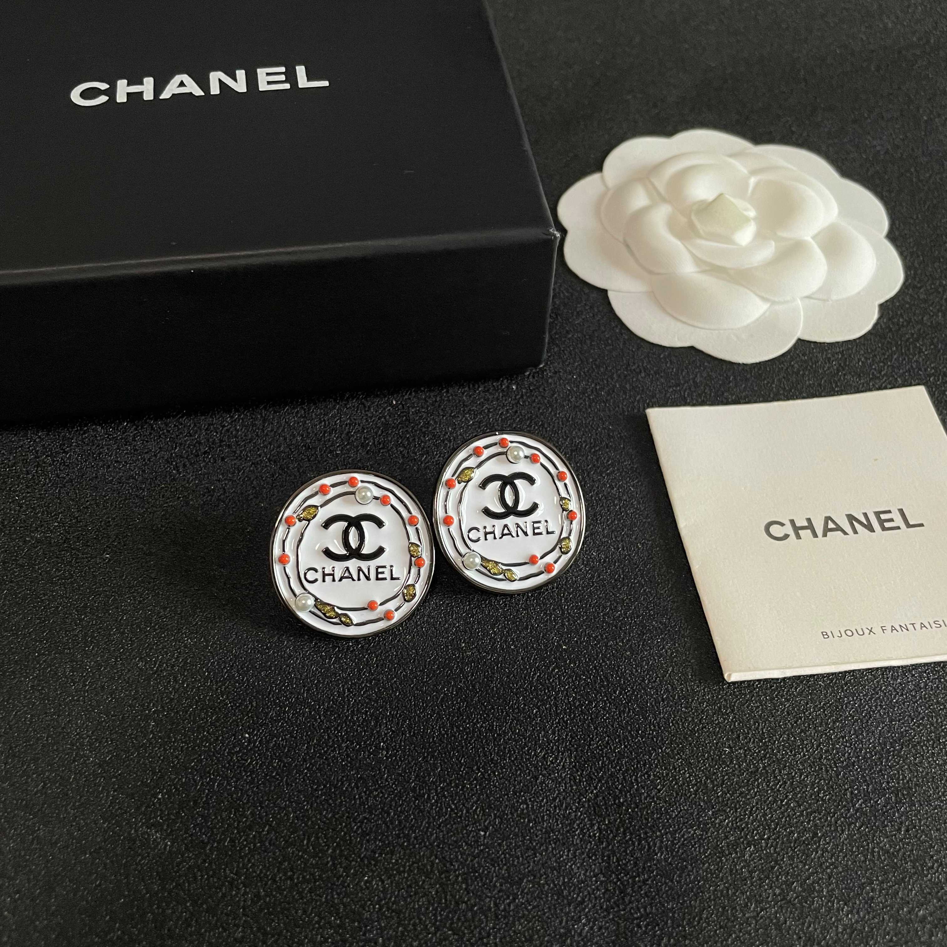 Chanel香奈儿 中古 耳钉👀小香家的款式真心无需多介绍😘🎶每一款都超好看，精致大方，非常显气质
