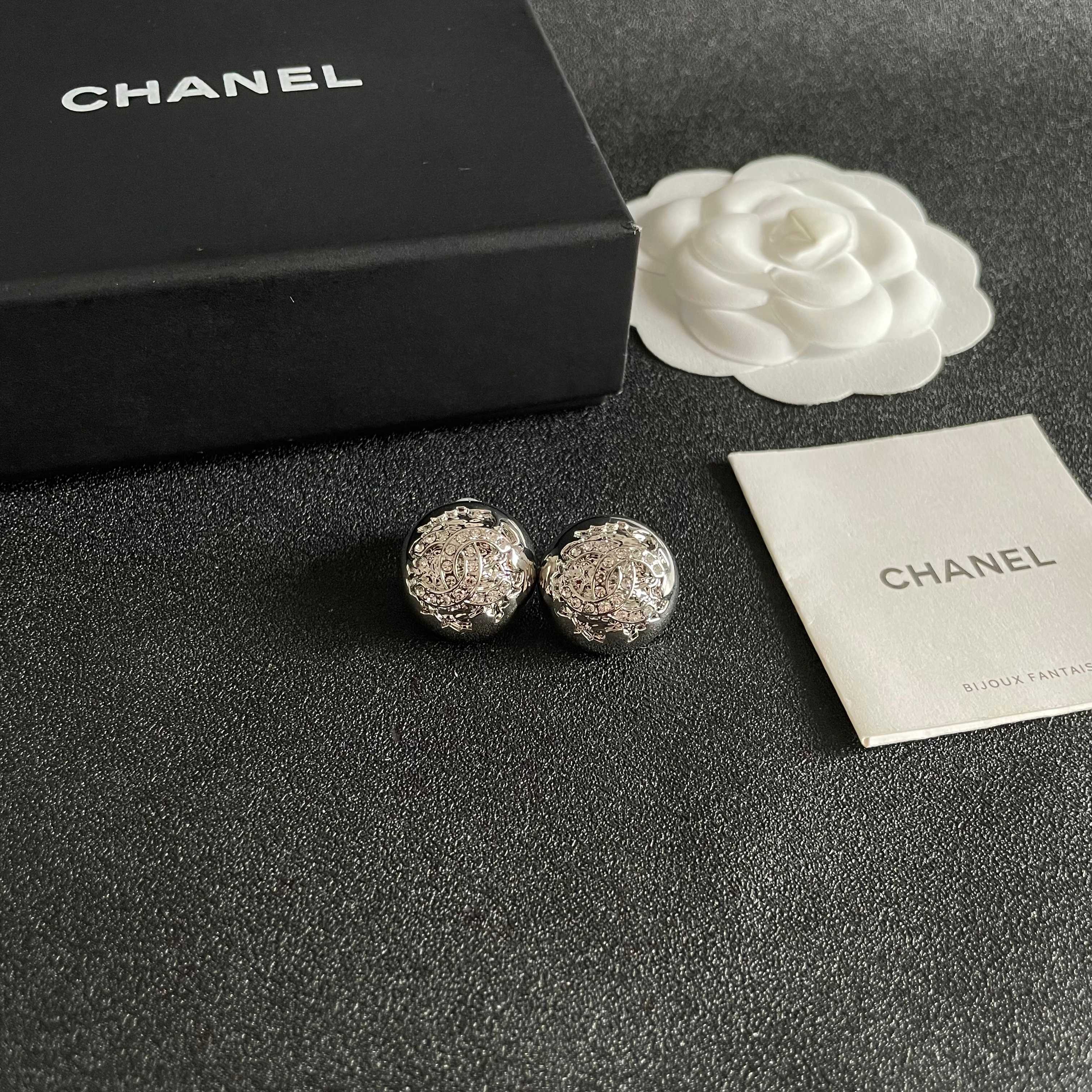Chanel香奈儿 中古 双C耳钉👀小香家的款式真心无需多介绍😘🎶每一款都超好看，精致大方，非常显气质