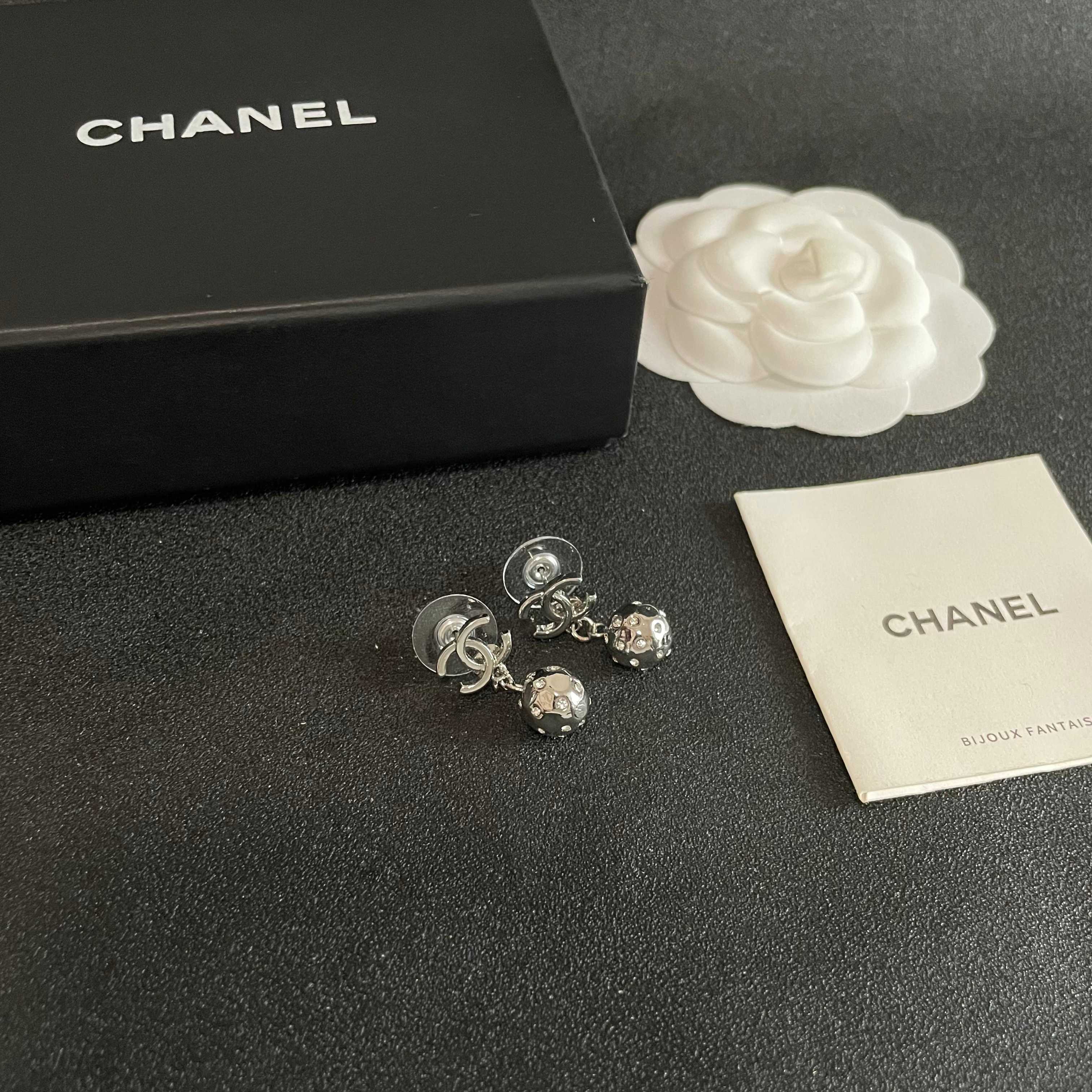 Chanel香奈儿 中古 双C耳钉👀小香家的款式真心无需多介绍😘🎶每一款都超好看，精致大方，非常显气质