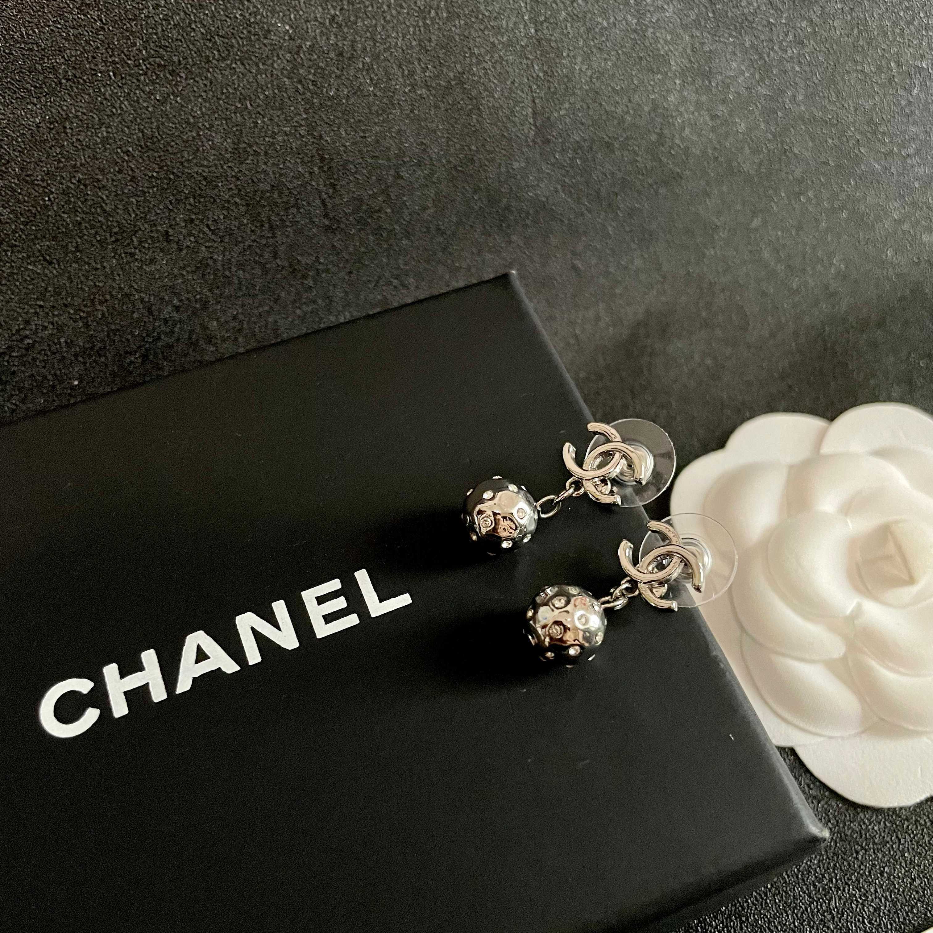 Chanel香奈儿 中古 双C耳钉👀小香家的款式真心无需多介绍😘🎶每一款都超好看，精致大方，非常显气质