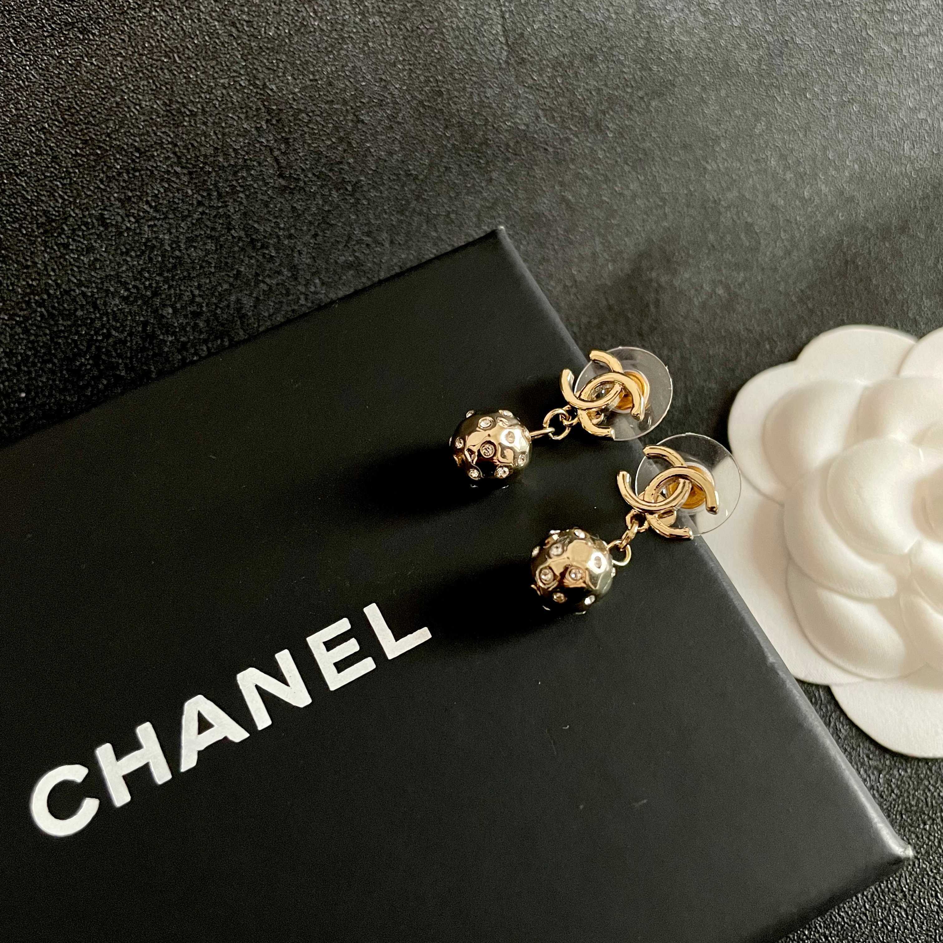 Chanel香奈儿 中古 双C耳钉👀小香家的款式真心无需多介绍😘🎶每一款都超好看，精致大方，非常显气质
