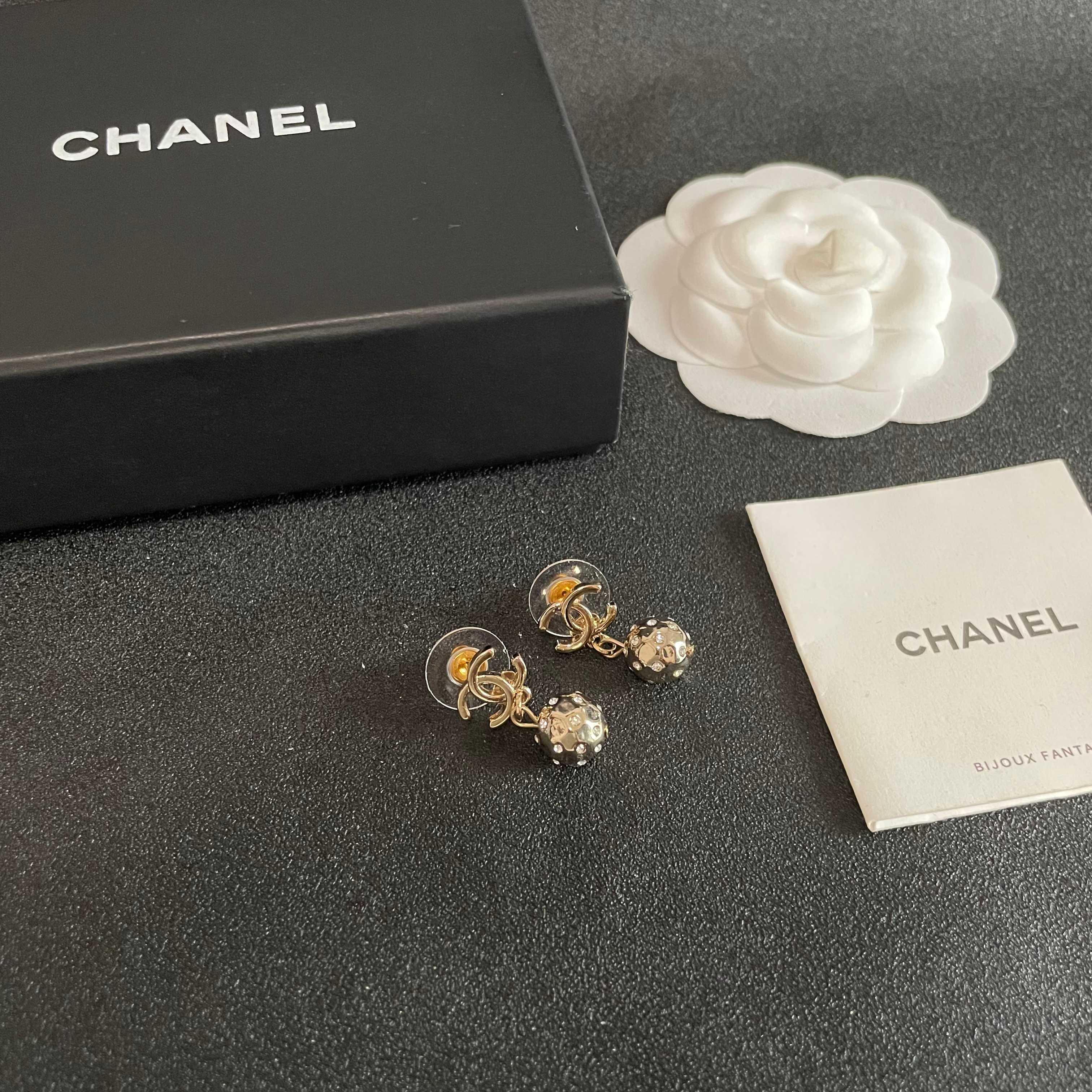 Chanel香奈儿 中古 双C耳钉👀小香家的款式真心无需多介绍😘🎶每一款都超好看，精致大方，非常显气质