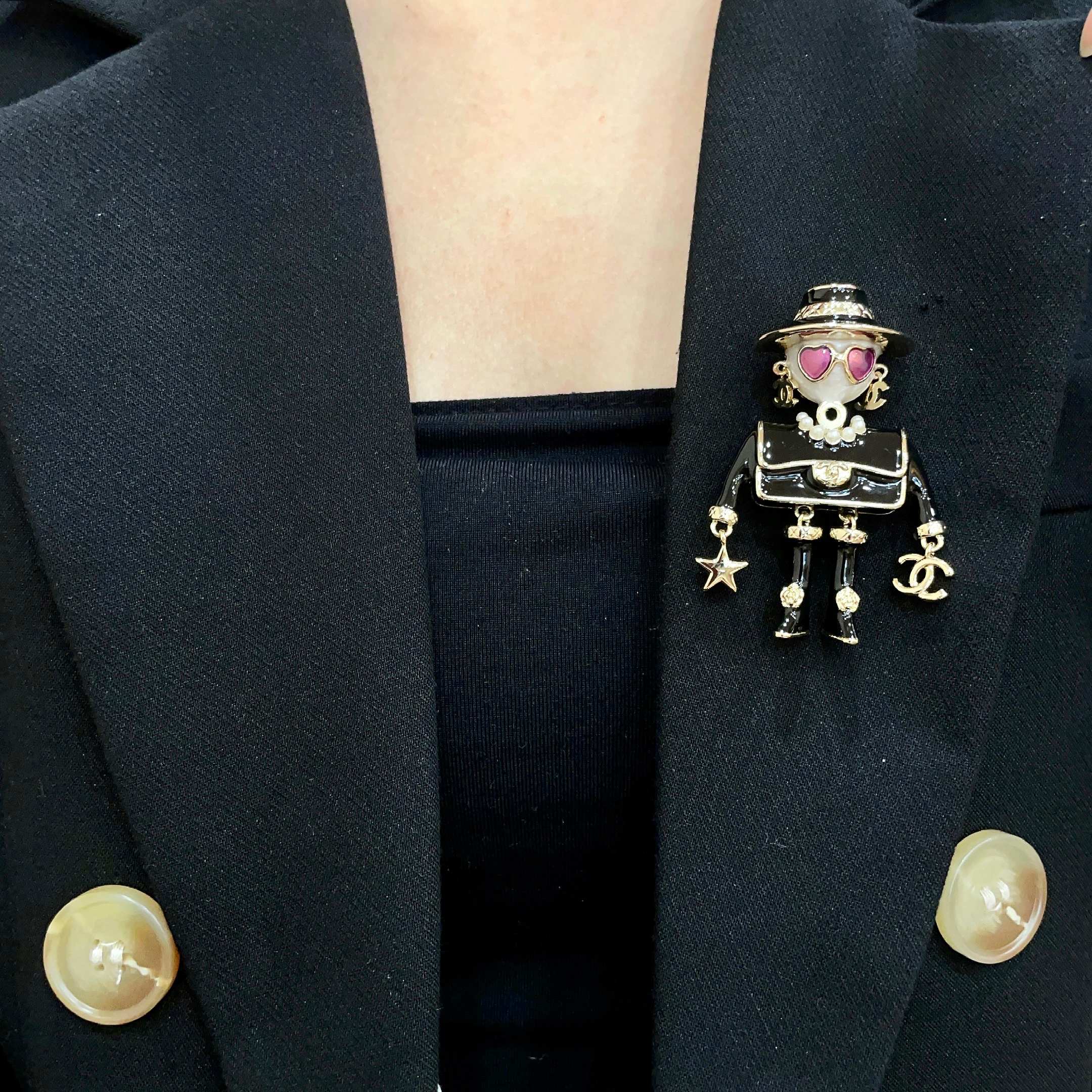 CHANEL小香 专柜最新款同步上新香奈儿最新款胸针 胸针，是最懂女人的饰物。那些倾注了全部心血去做自己