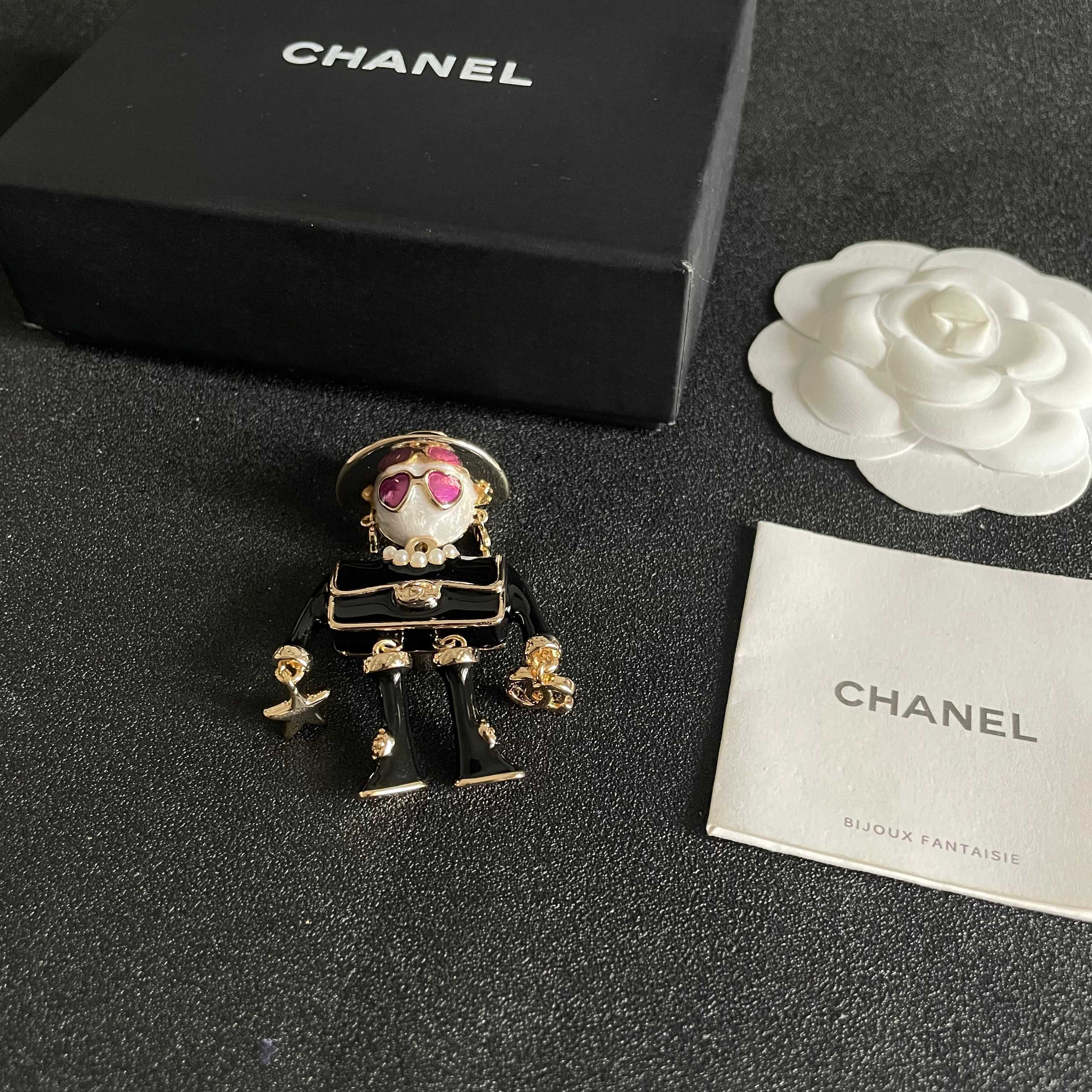 CHANEL小香 专柜最新款同步上新香奈儿最新款胸针 胸针，是最懂女人的饰物。那些倾注了全部心血去做自己