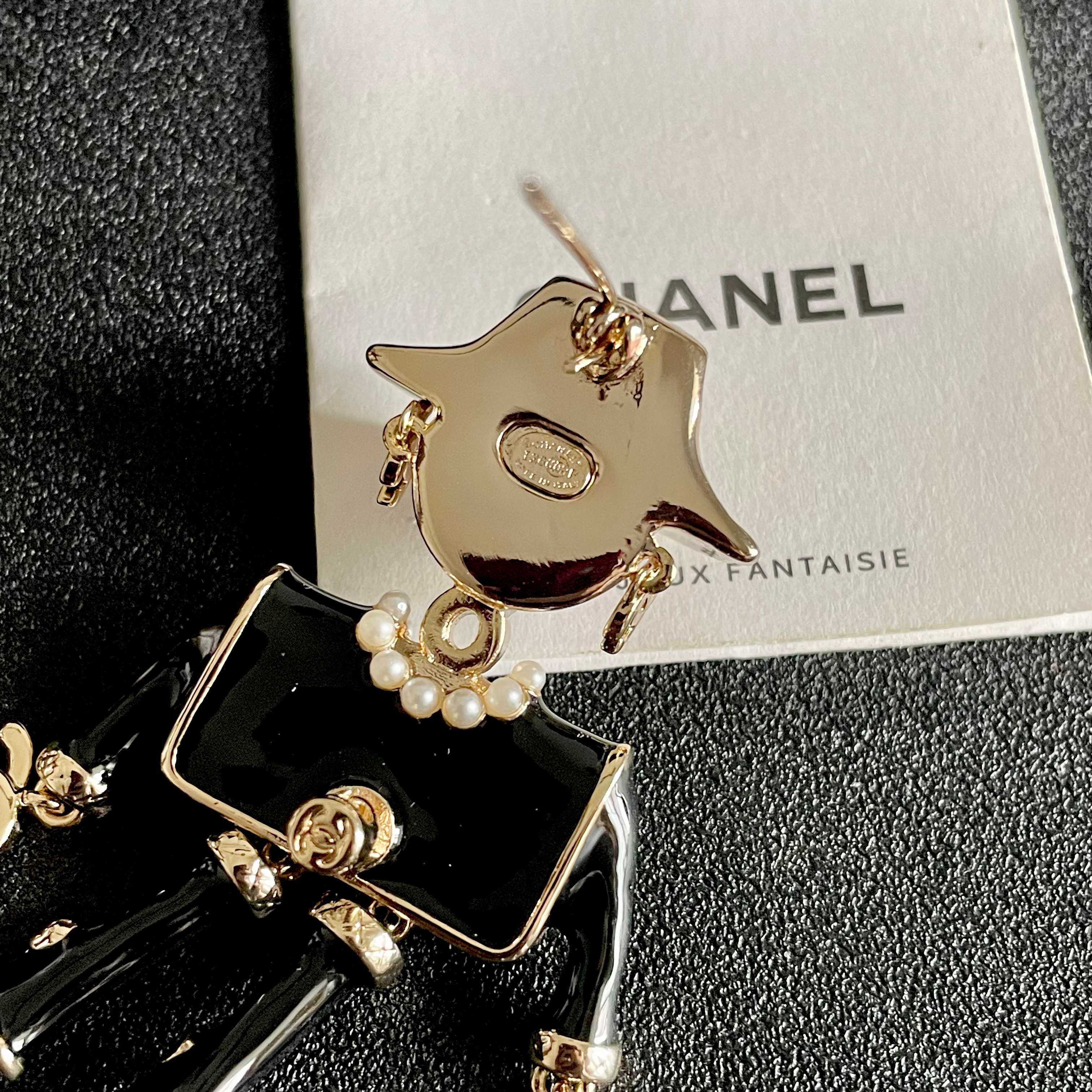 CHANEL小香 专柜最新款同步上新香奈儿最新款胸针 胸针，是最懂女人的饰物。那些倾注了全部心血去做自己