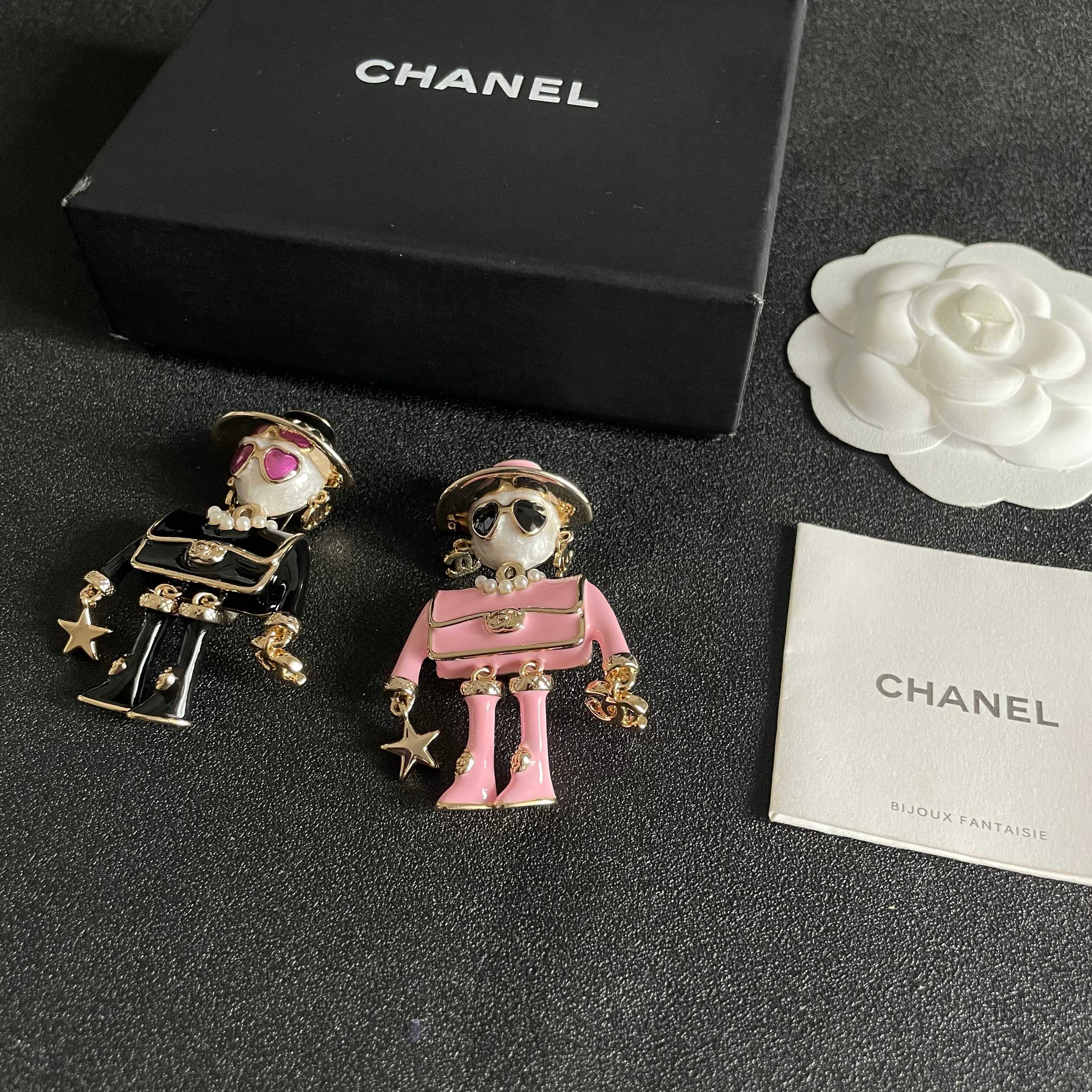 CHANEL小香 专柜最新款同步上新香奈儿最新款胸针 胸针，是最懂女人的饰物。那些倾注了全部心血去做自己