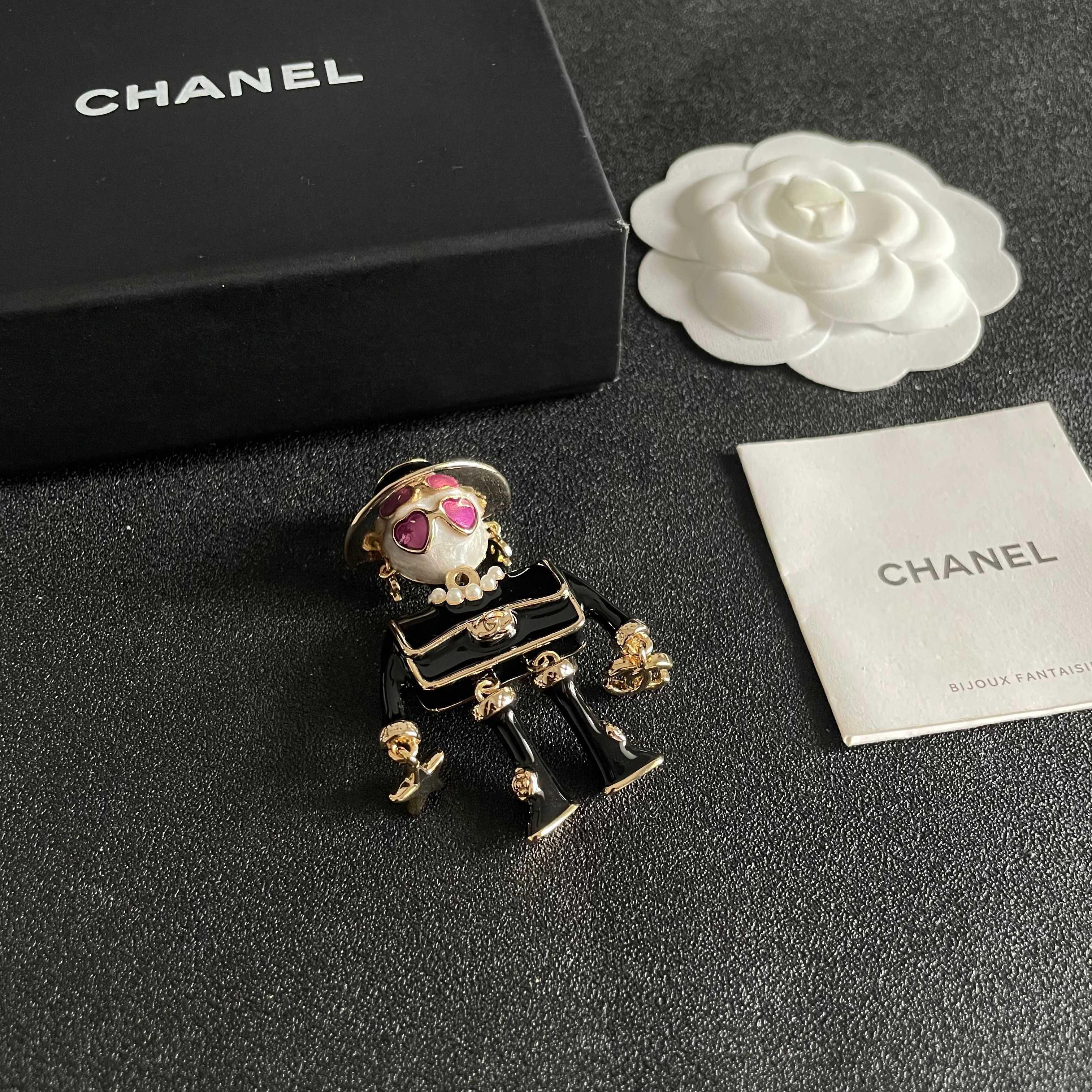 CHANEL小香 专柜最新款同步上新香奈儿最新款胸针 胸针，是最懂女人的饰物。那些倾注了全部心血去做自己