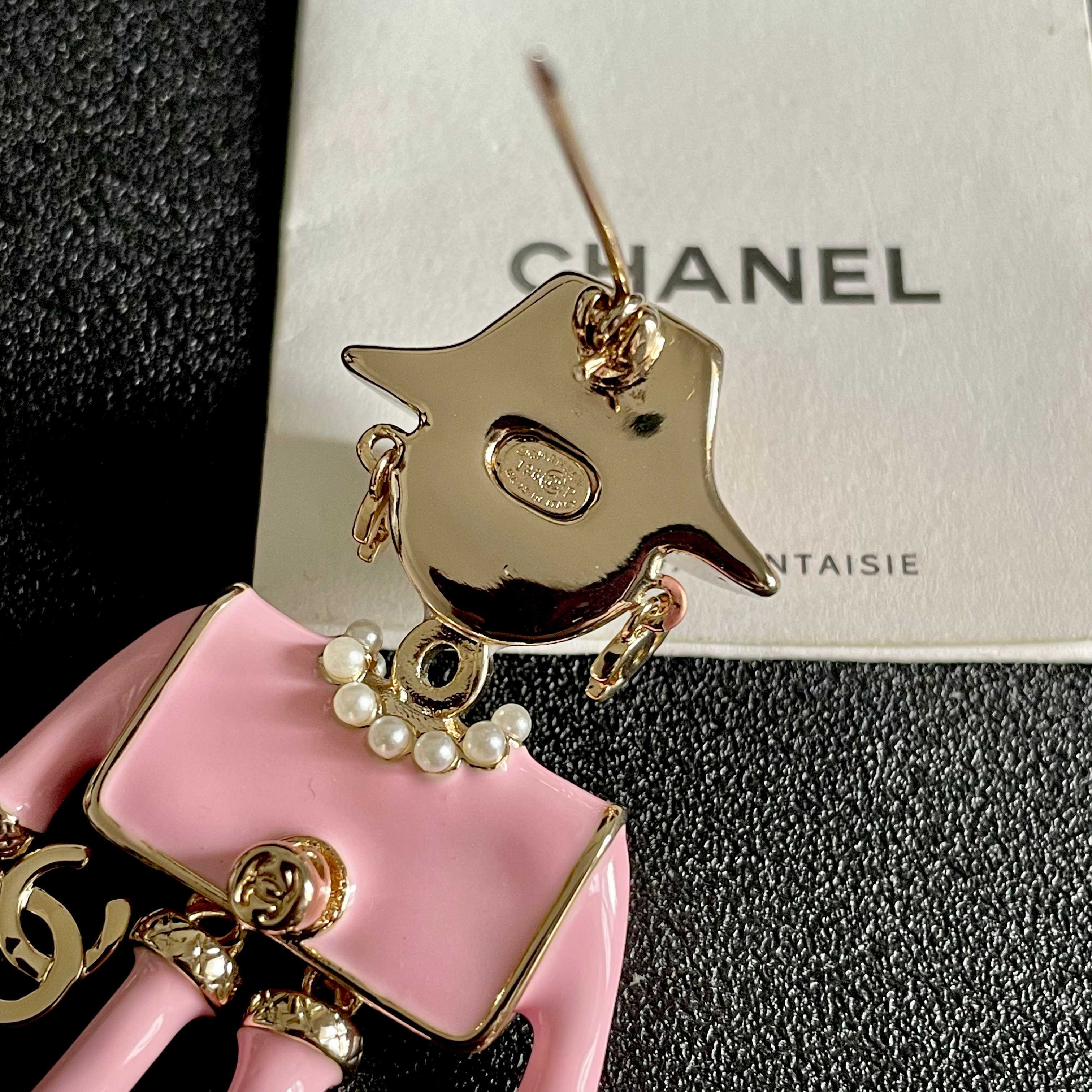 CHANEL小香 专柜最新款同步上新香奈儿最新款胸针 胸针，是最懂女人的饰物。那些倾注了全部心血去做自己