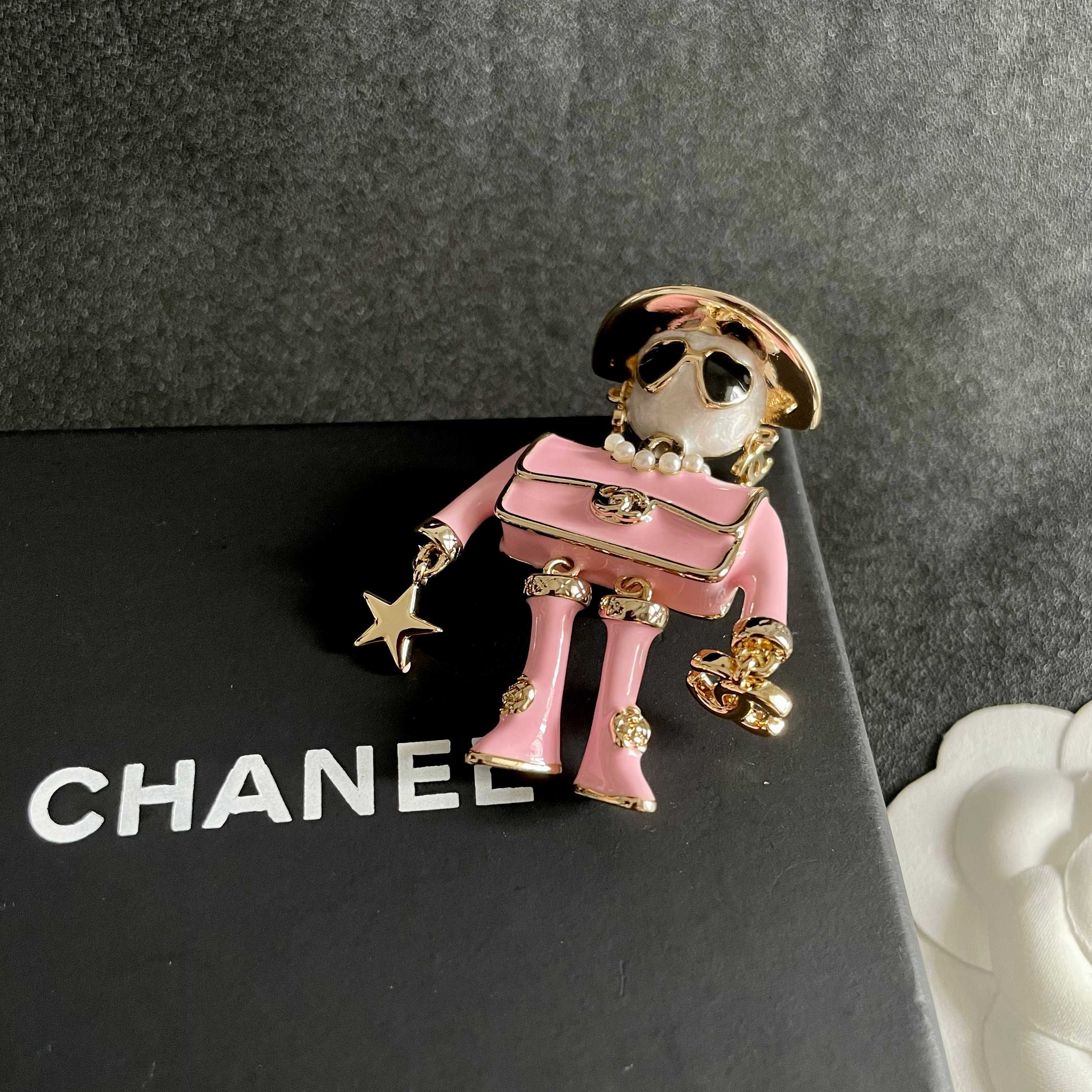 CHANEL小香 专柜最新款同步上新香奈儿最新款胸针 胸针，是最懂女人的饰物。那些倾注了全部心血去做自己