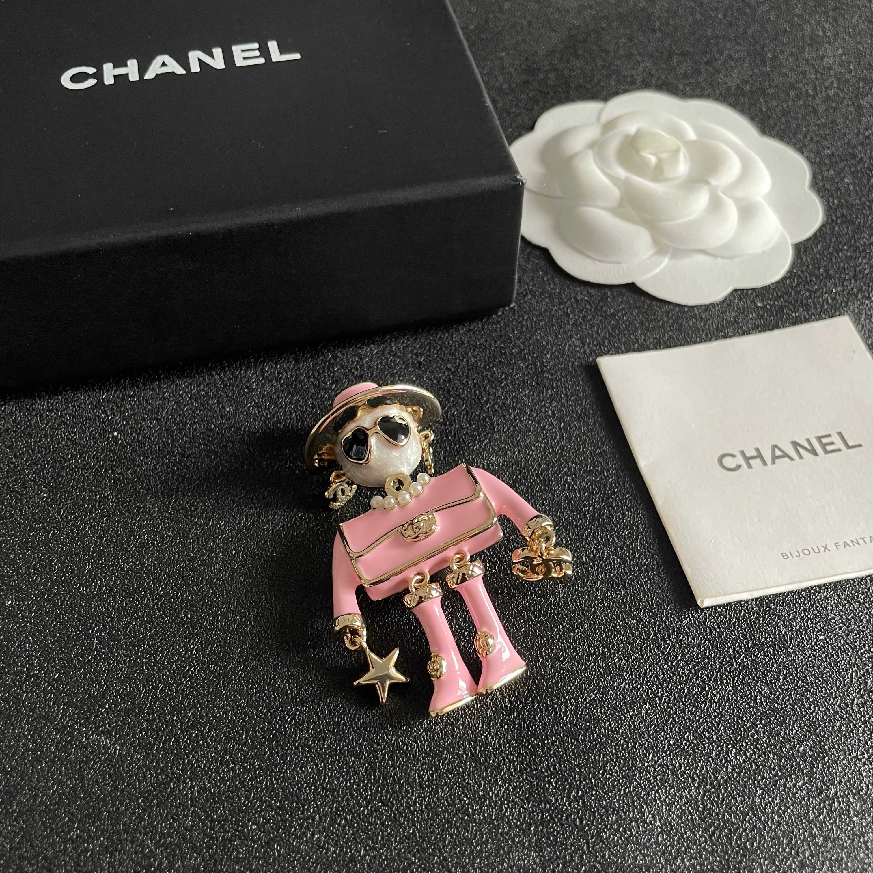 CHANEL小香 专柜最新款同步上新香奈儿最新款胸针 胸针，是最懂女人的饰物。那些倾注了全部心血去做自己