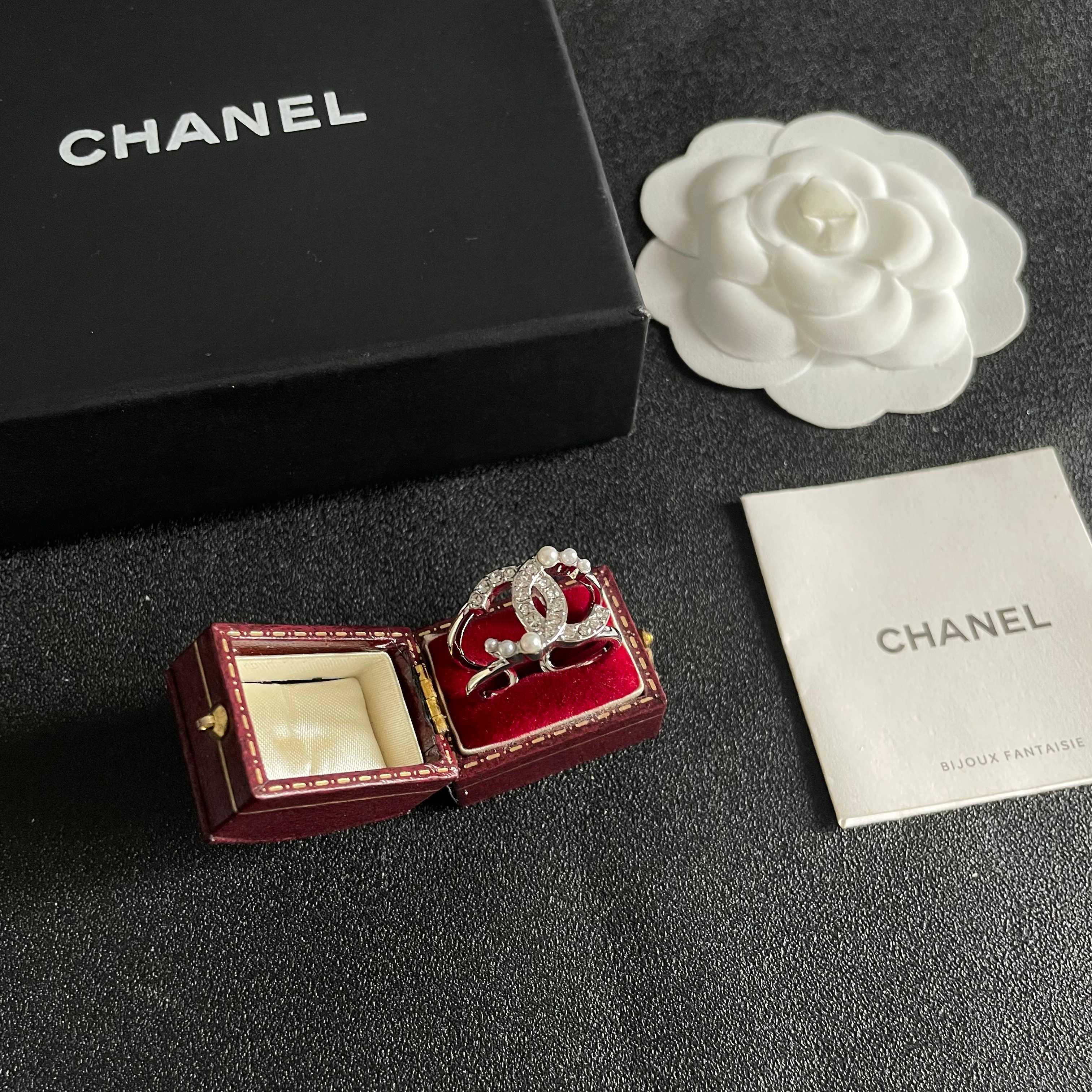 🌺小香风Chanel字母双C造型戒指！一戴就忍不住想夸的一款，简约的设计，超精致又显手白，简直爱了！又可