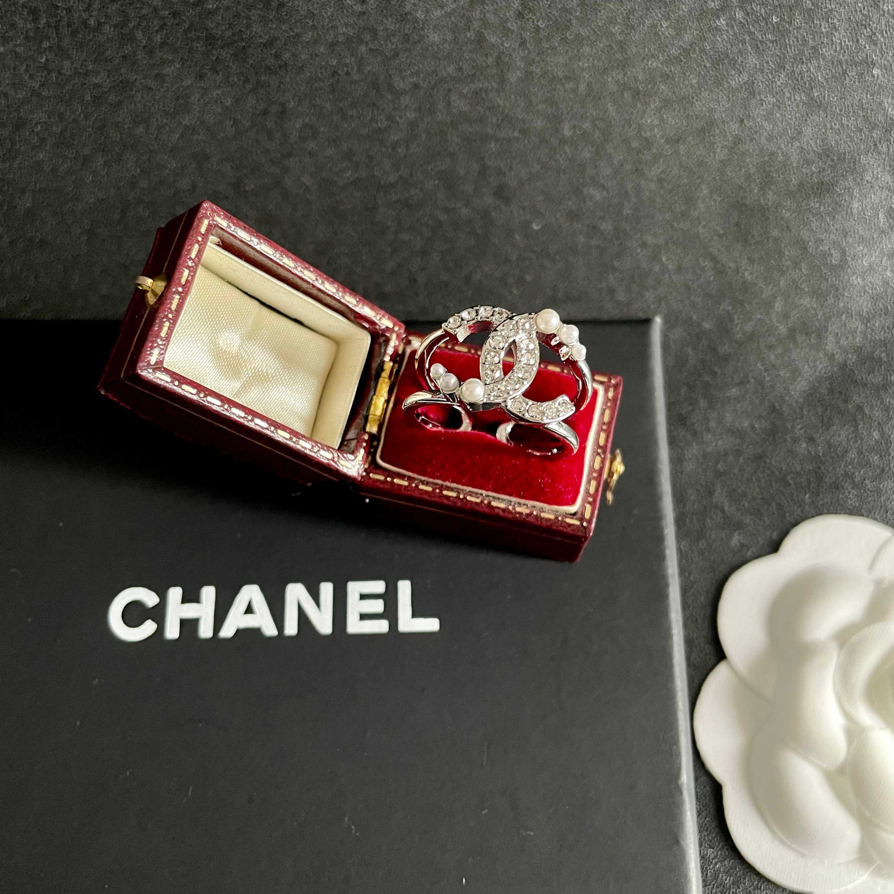 🌺小香风Chanel字母双C造型戒指！一戴就忍不住想夸的一款，简约的设计，超精致又显手白，简直爱了！又可