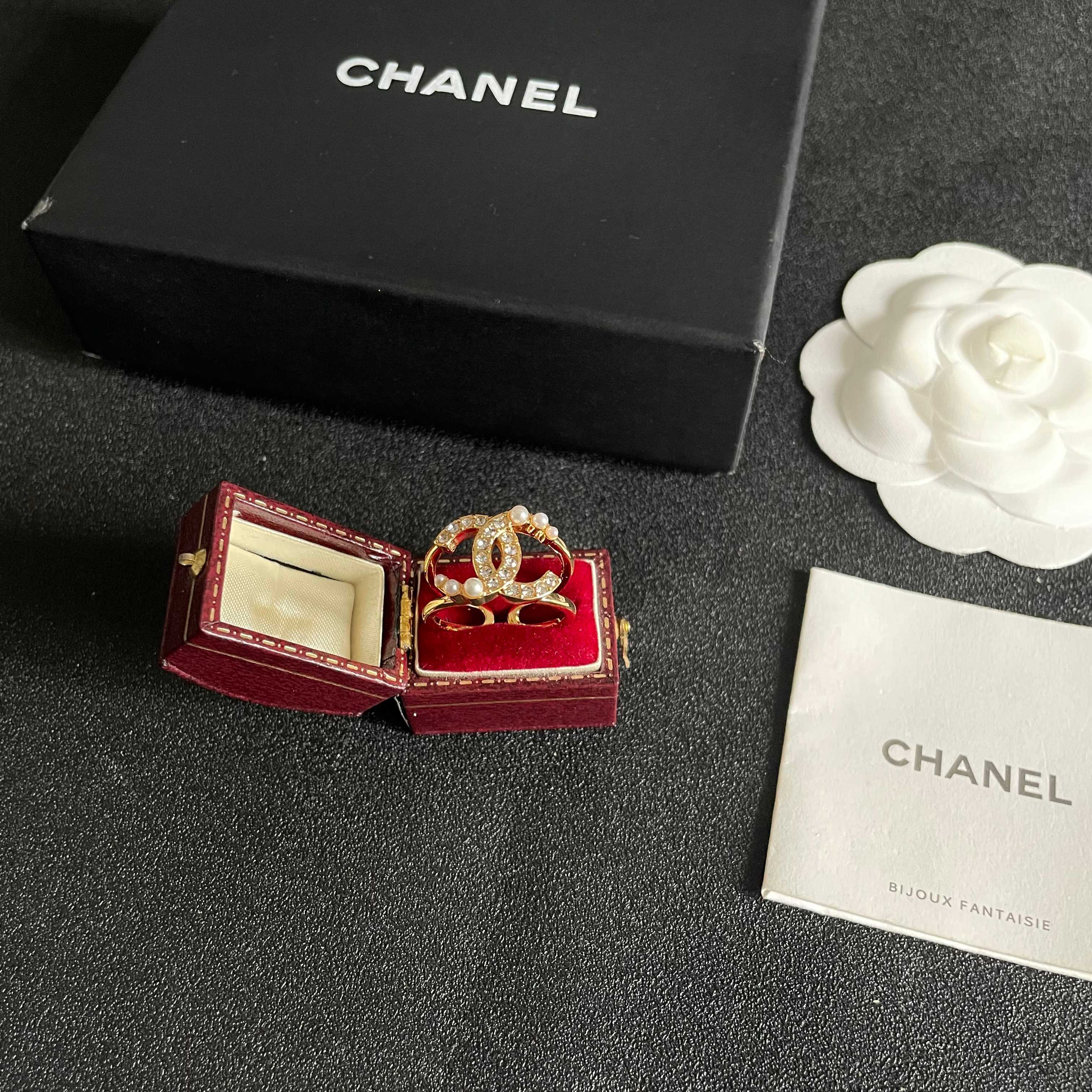 🌺小香风Chanel字母双C造型戒指！一戴就忍不住想夸的一款，简约的设计，超精致又显手白，简直爱了！又可