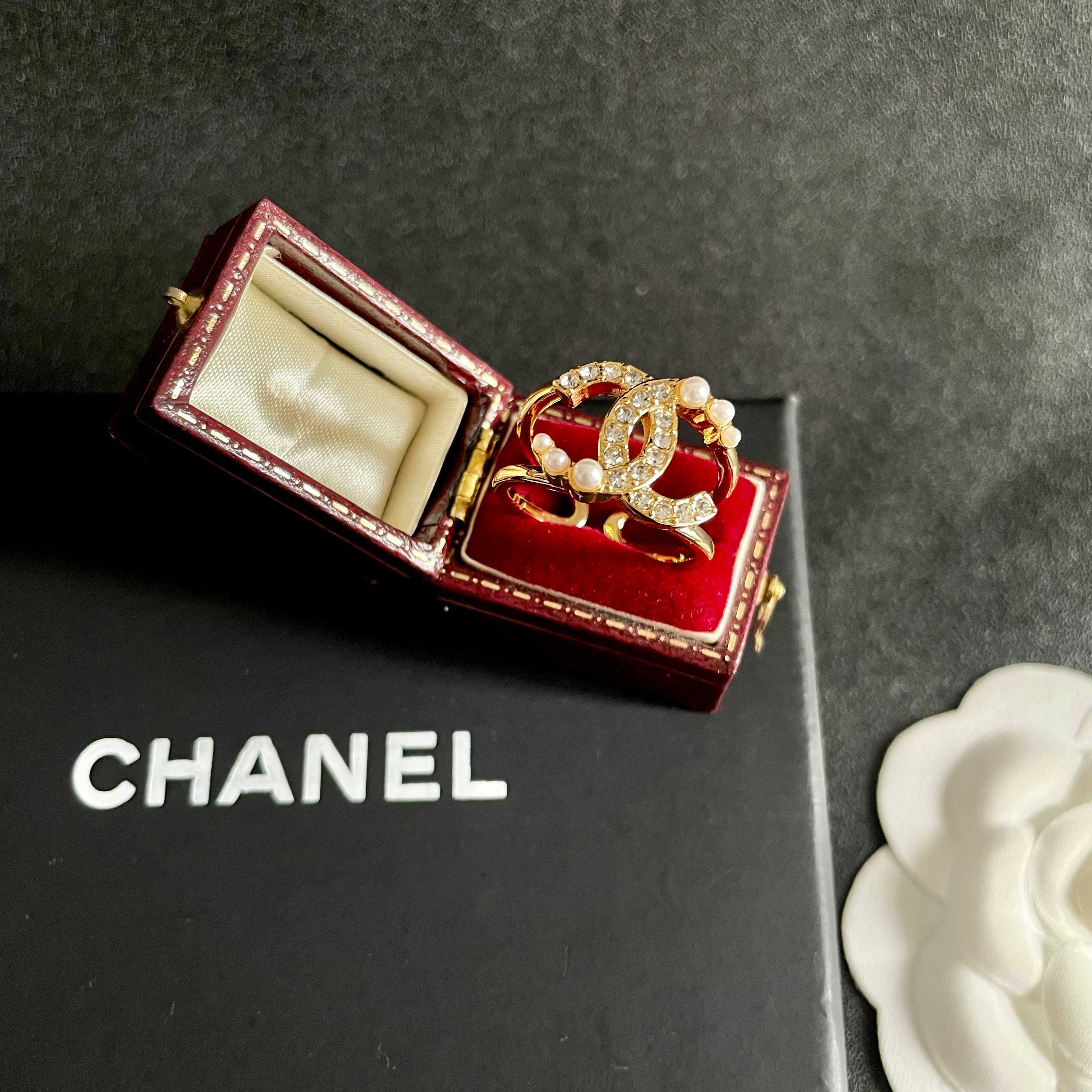 🌺小香风Chanel字母双C造型戒指！一戴就忍不住想夸的一款，简约的设计，超精致又显手白，简直爱了！又可