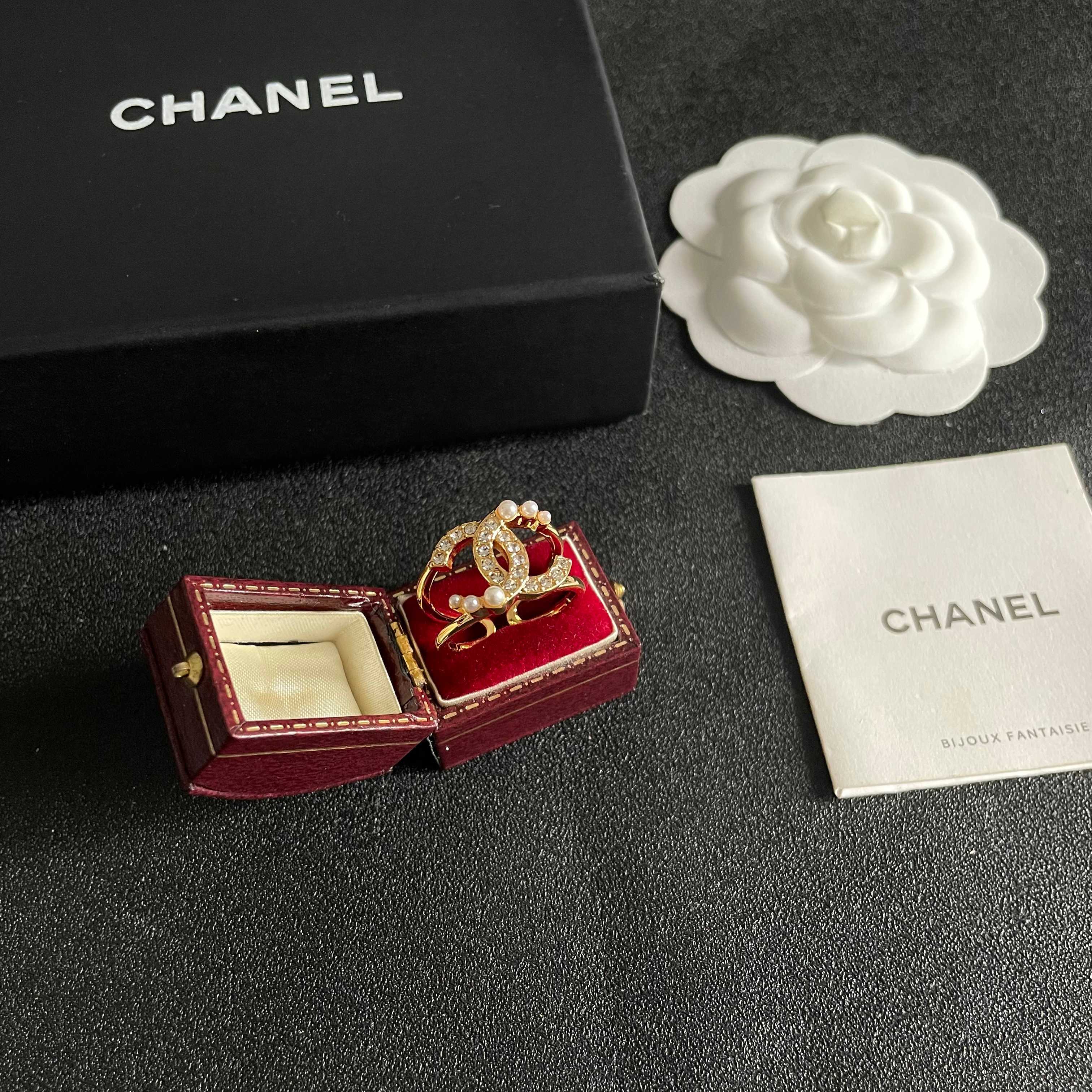 🌺小香风Chanel字母双C造型戒指！一戴就忍不住想夸的一款，简约的设计，超精致又显手白，简直爱了！又可