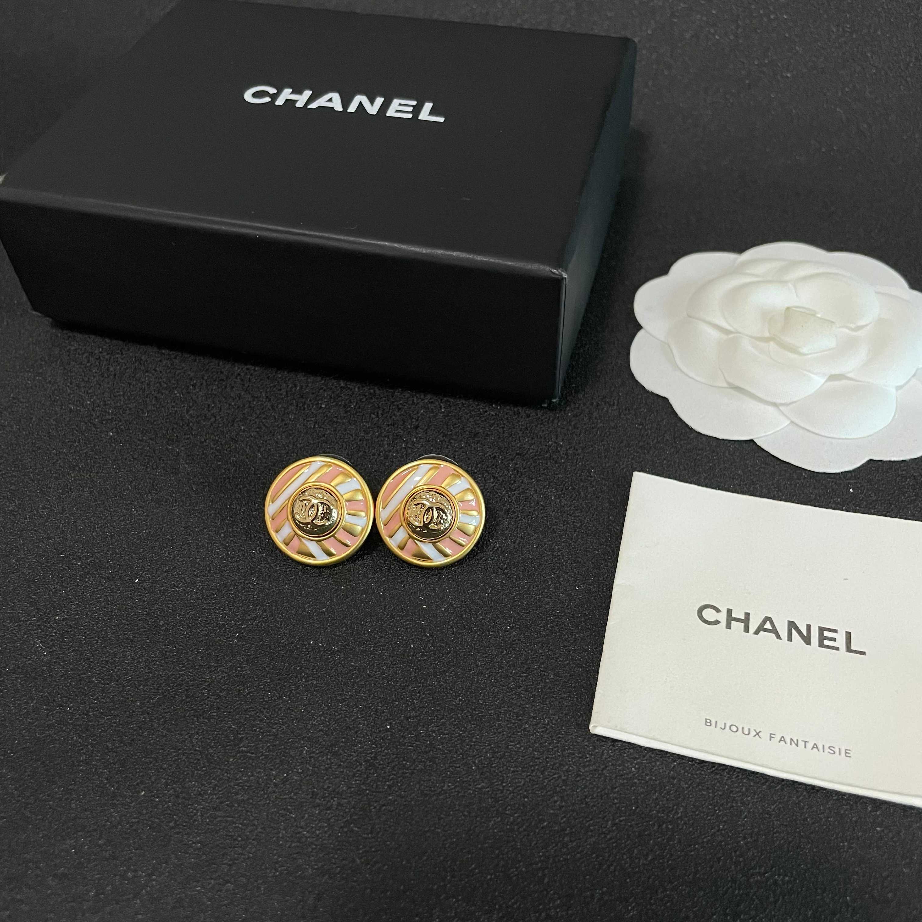 Chanel香奈儿 中古 耳钉👀小香家的款式真心无需多介绍😘🎶每一款都超好看，精致大方，非常显气质