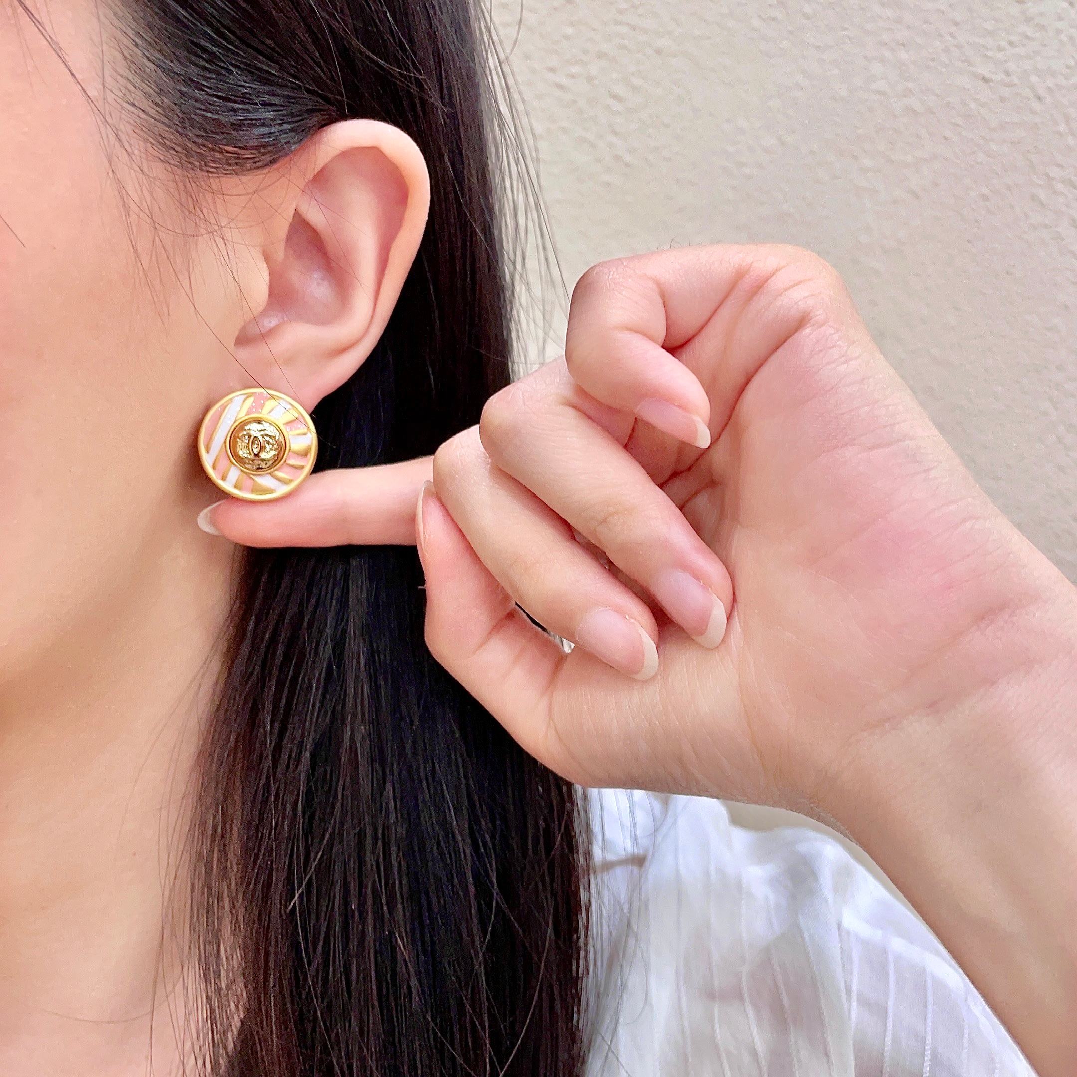 Chanel香奈儿 中古 耳钉👀小香家的款式真心无需多介绍😘🎶每一款都超好看，精致大方，非常显气质