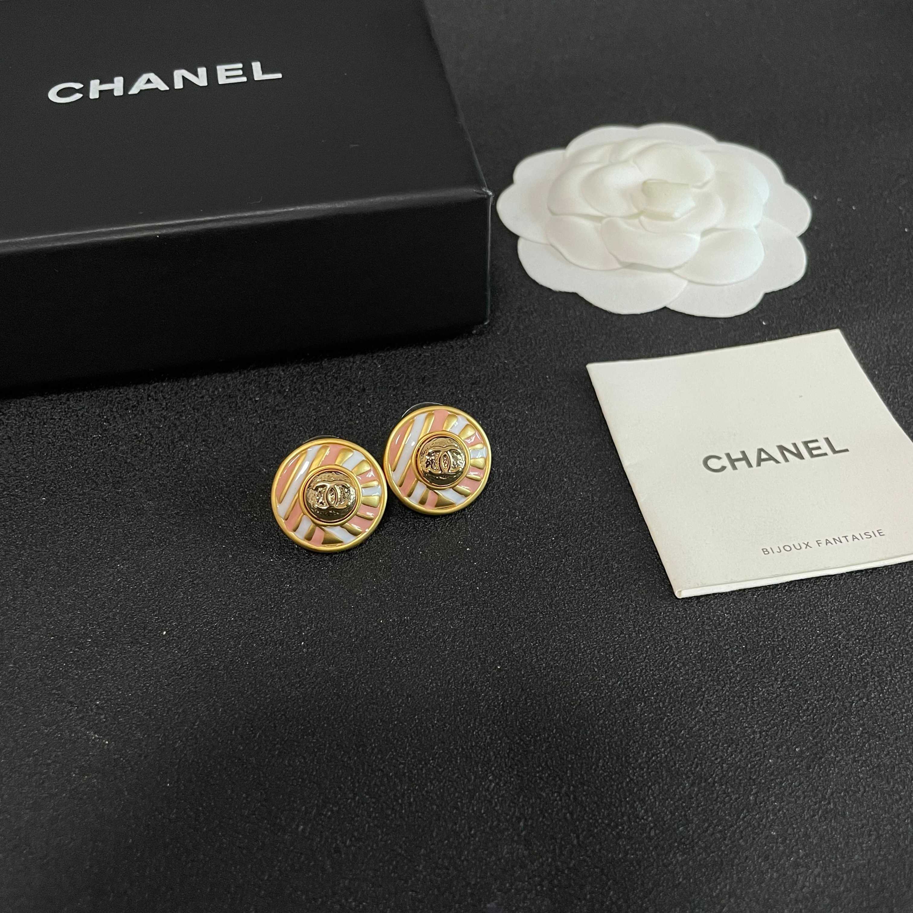 Chanel香奈儿 中古 耳钉👀小香家的款式真心无需多介绍😘🎶每一款都超好看，精致大方，非常显气质