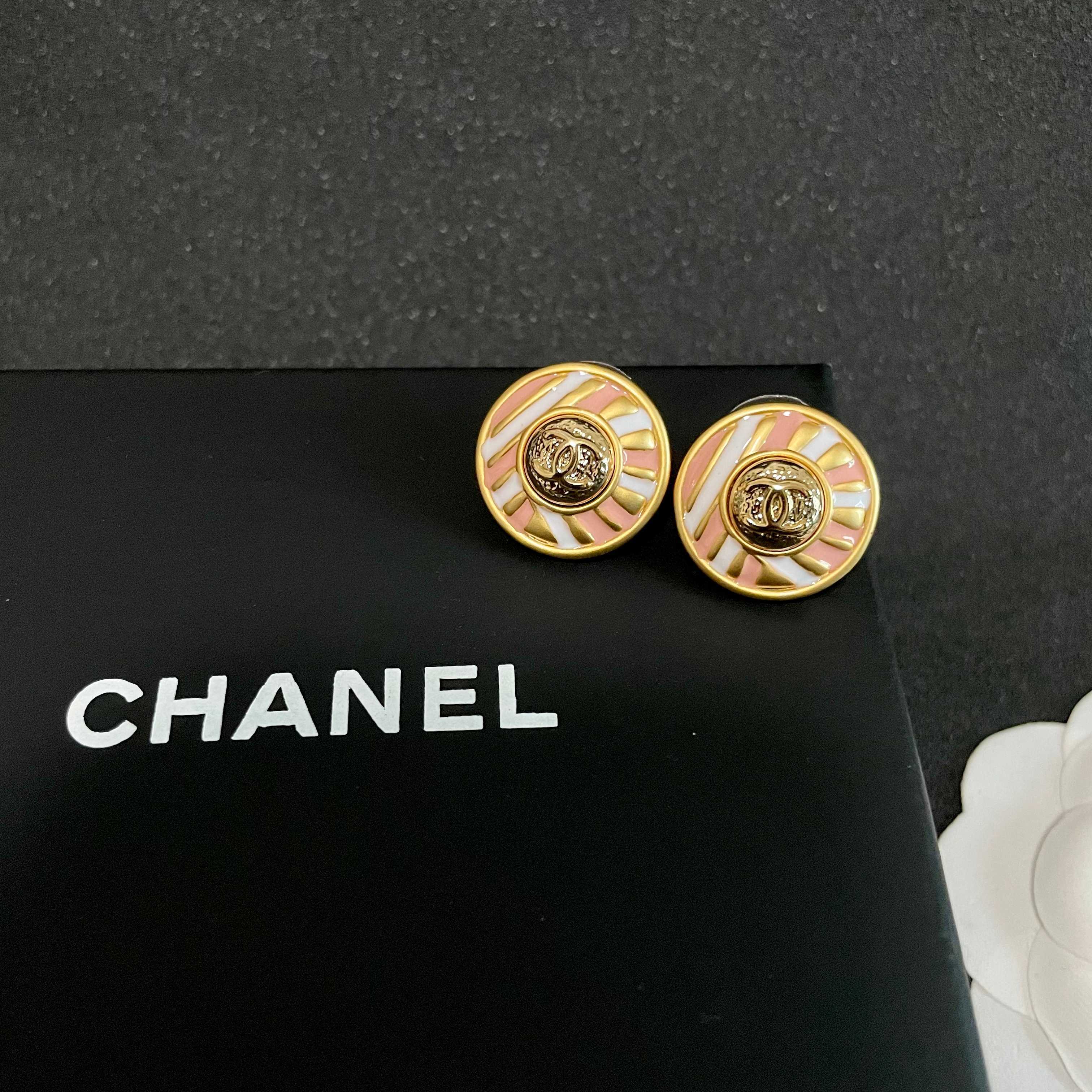 Chanel香奈儿 中古 耳钉👀小香家的款式真心无需多介绍😘🎶每一款都超好看，精致大方，非常显气质