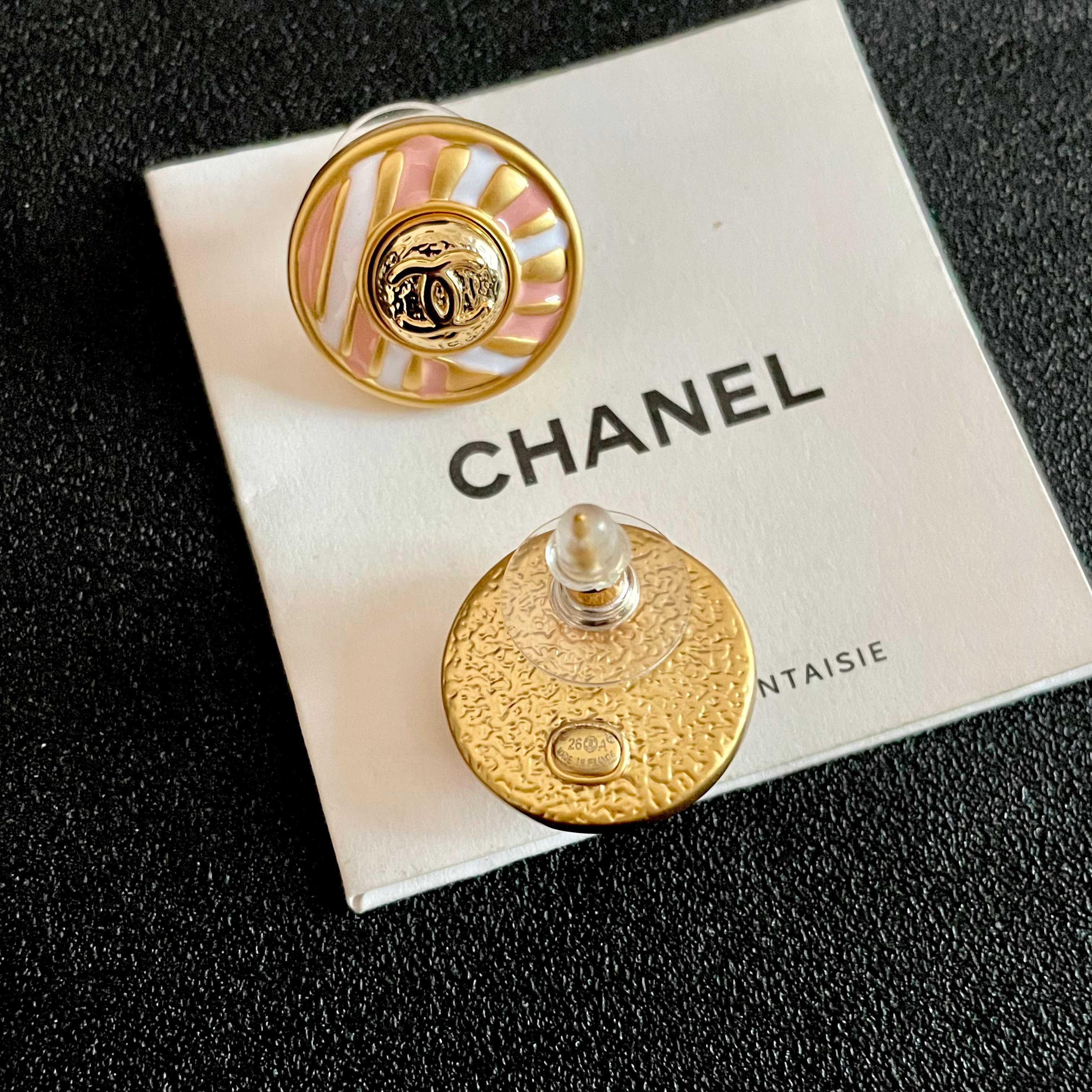Chanel香奈儿 中古 耳钉👀小香家的款式真心无需多介绍😘🎶每一款都超好看，精致大方，非常显气质