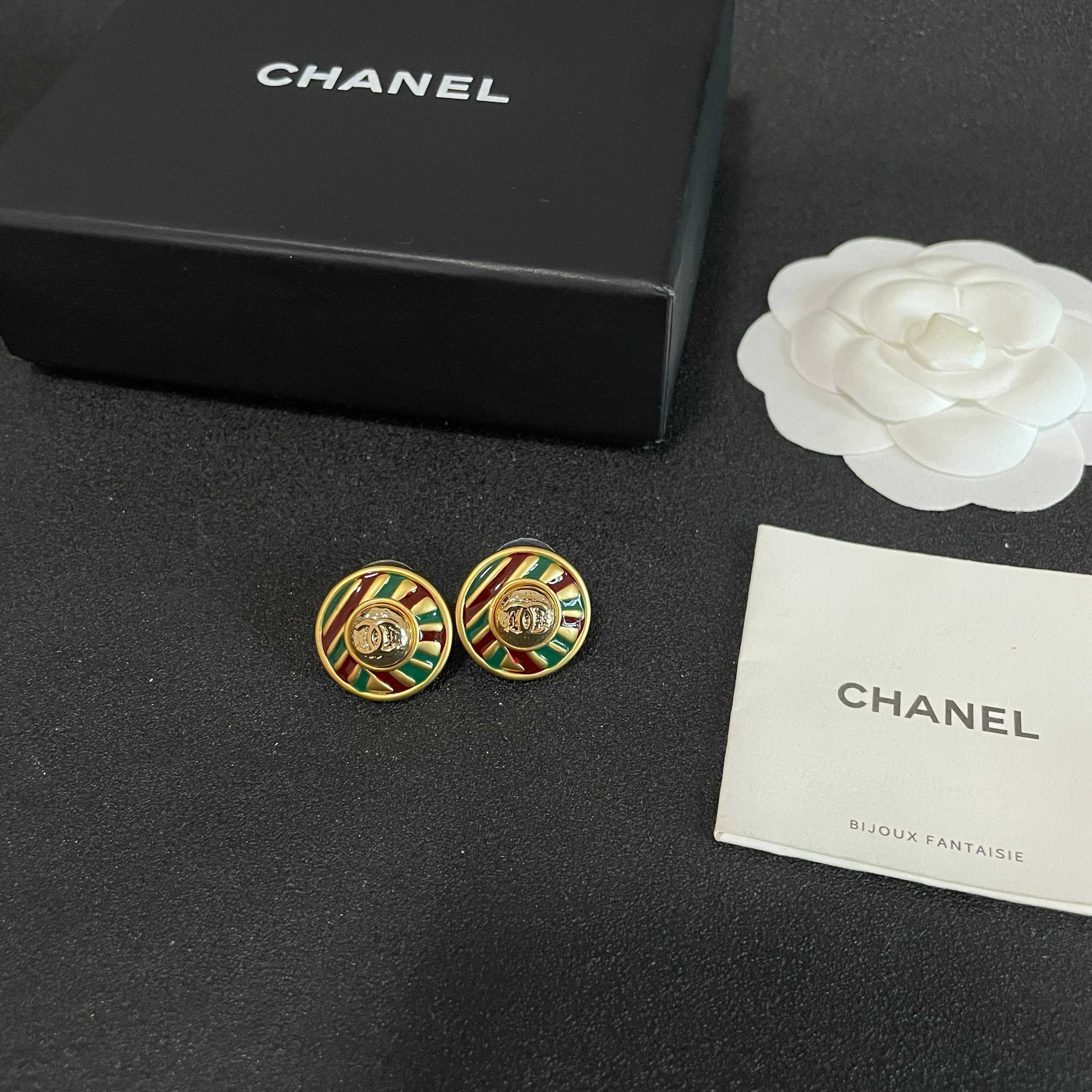 Chanel香奈儿 中古 耳钉👀小香家的款式真心无需多介绍😘🎶每一款都超好看，精致大方，非常显气质