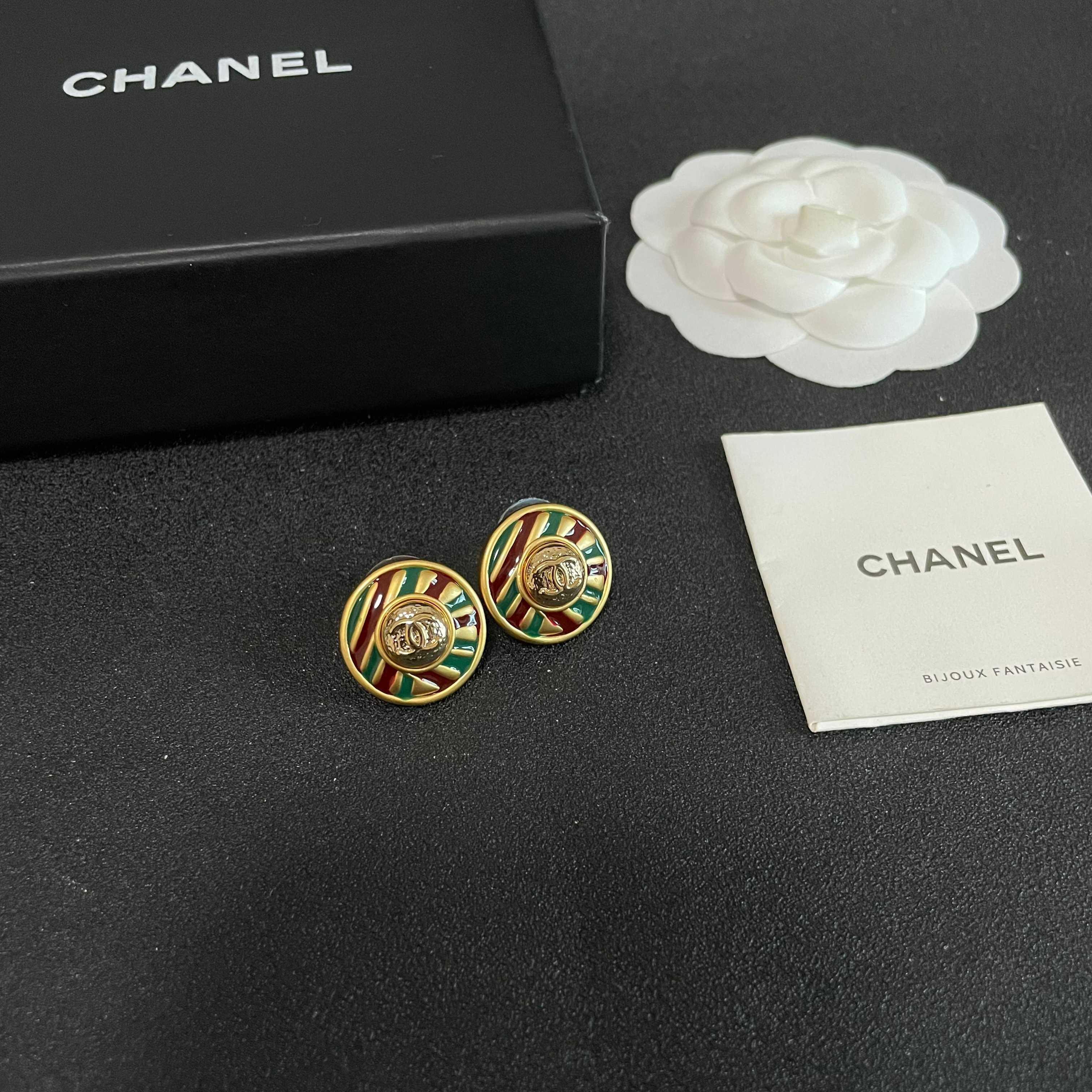 Chanel香奈儿 中古 耳钉👀小香家的款式真心无需多介绍😘🎶每一款都超好看，精致大方，非常显气质