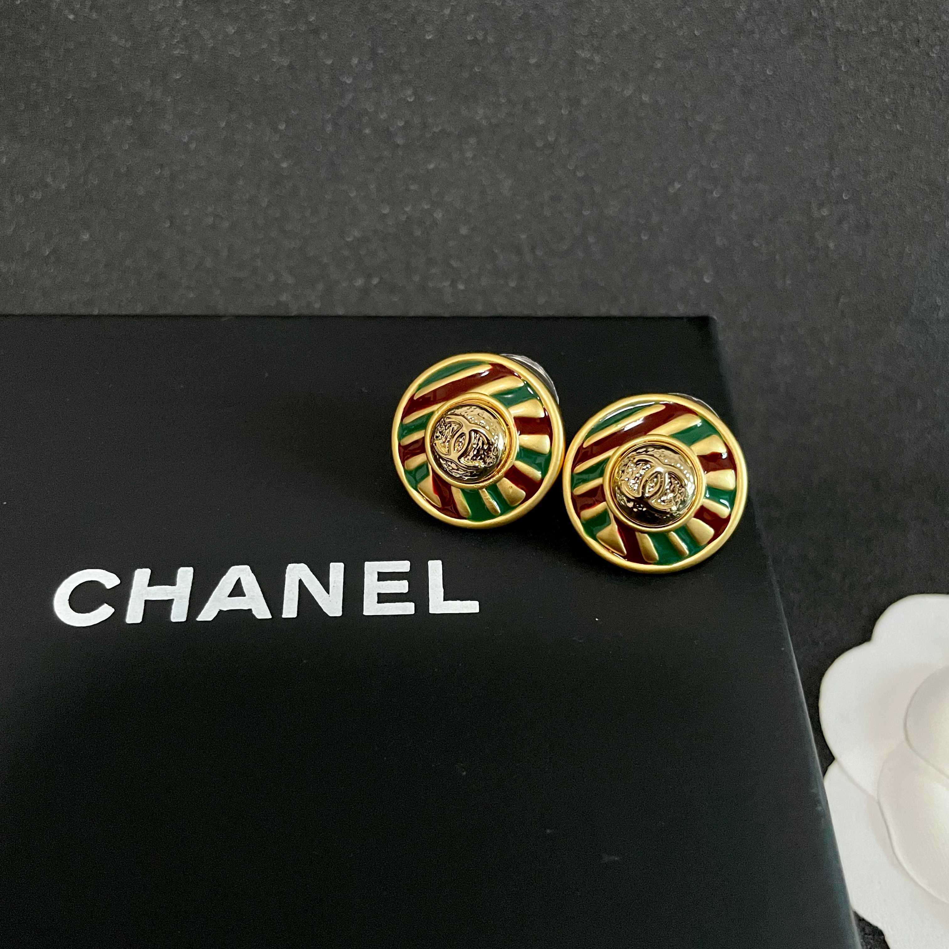 Chanel香奈儿 中古 耳钉👀小香家的款式真心无需多介绍😘🎶每一款都超好看，精致大方，非常显气质
