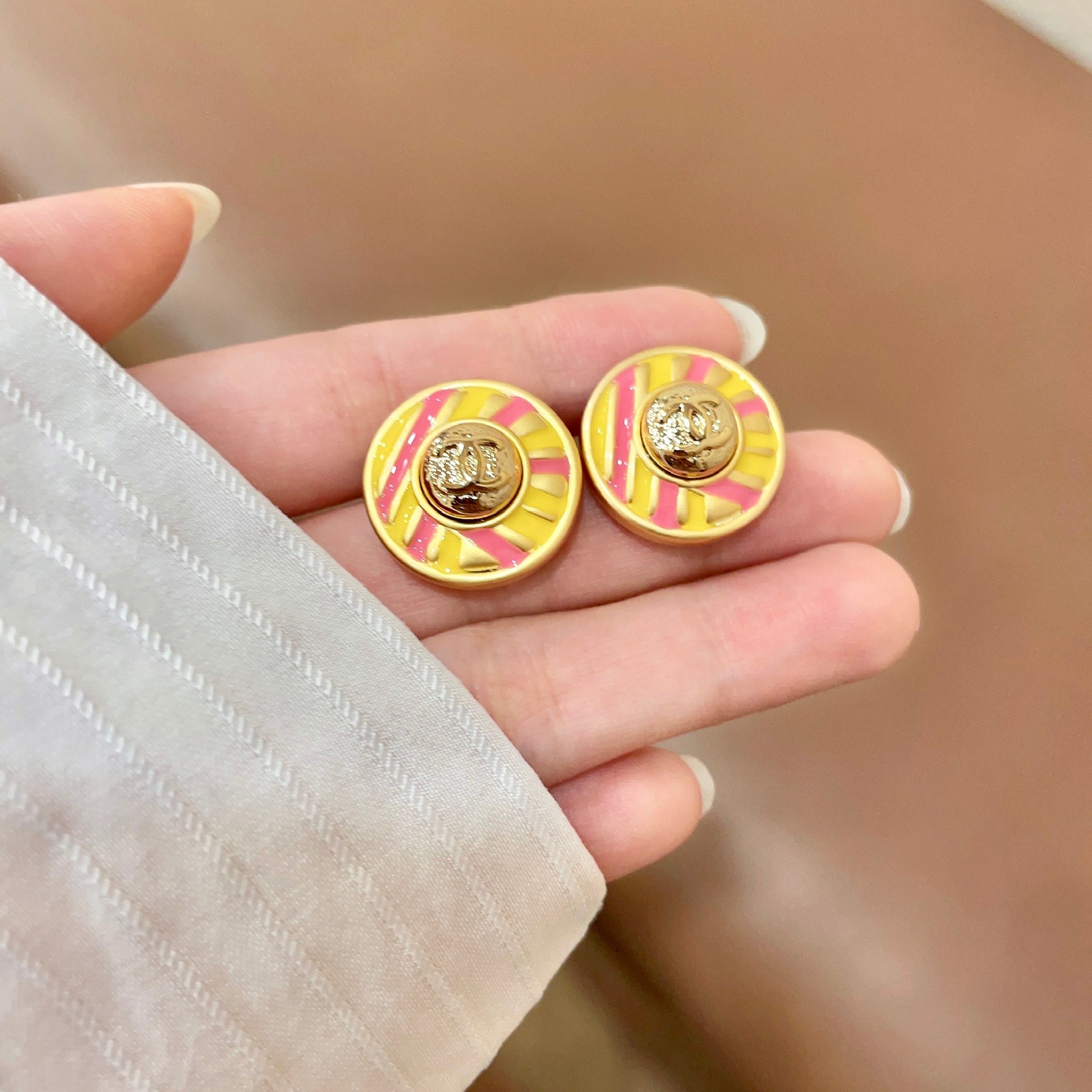 Chanel香奈儿 中古 耳钉👀小香家的款式真心无需多介绍😘🎶每一款都超好看，精致大方，非常显气质