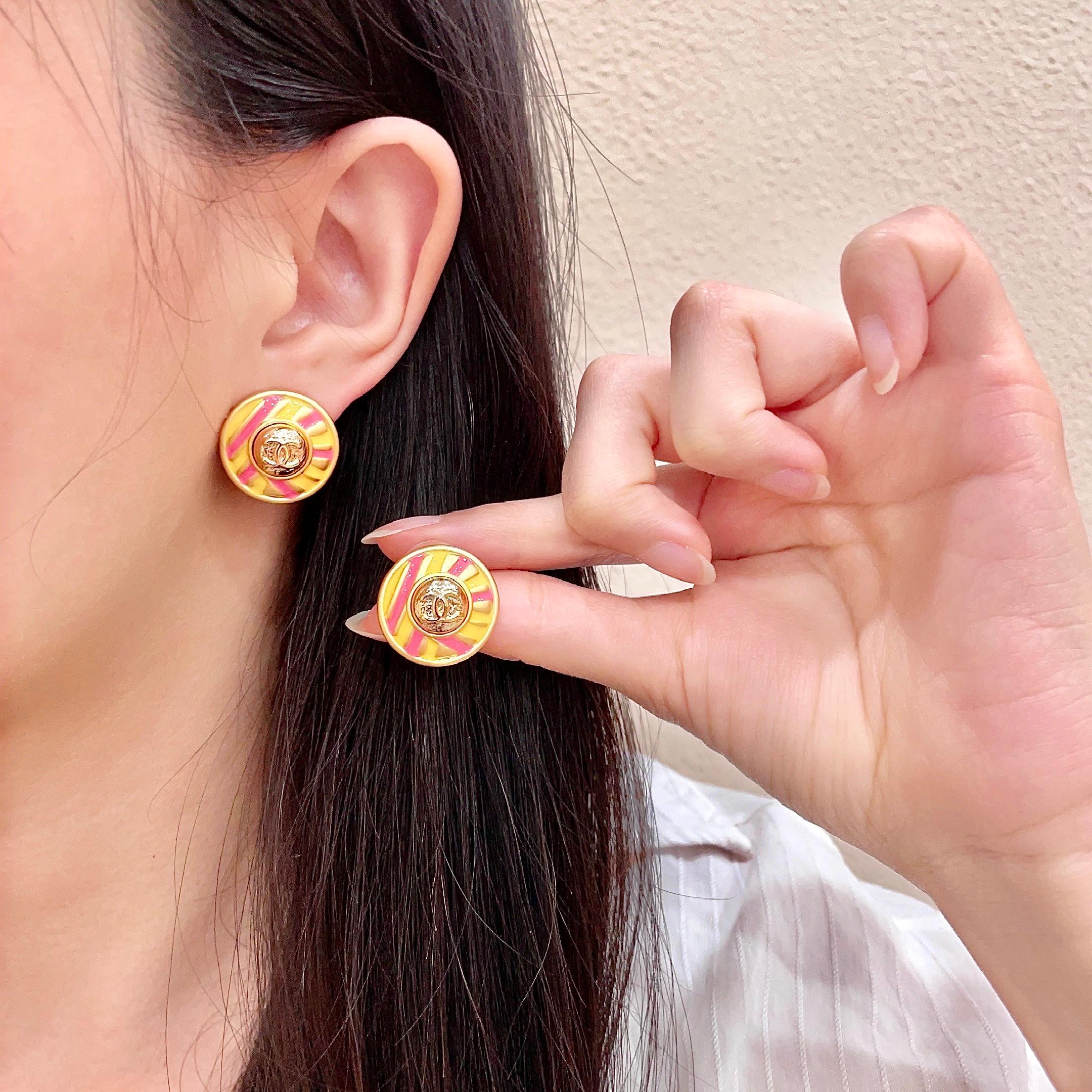 Chanel香奈儿 中古 耳钉👀小香家的款式真心无需多介绍😘🎶每一款都超好看，精致大方，非常显气质