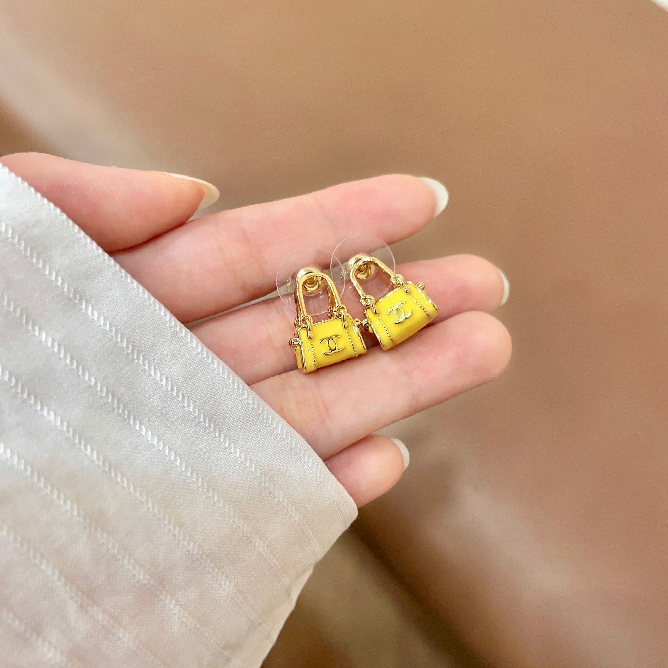 Chanel香奈儿 中古 耳钉👀小香家的款式真心无需多介绍😘🎶每一款都超好看，精致大方，非常显气质