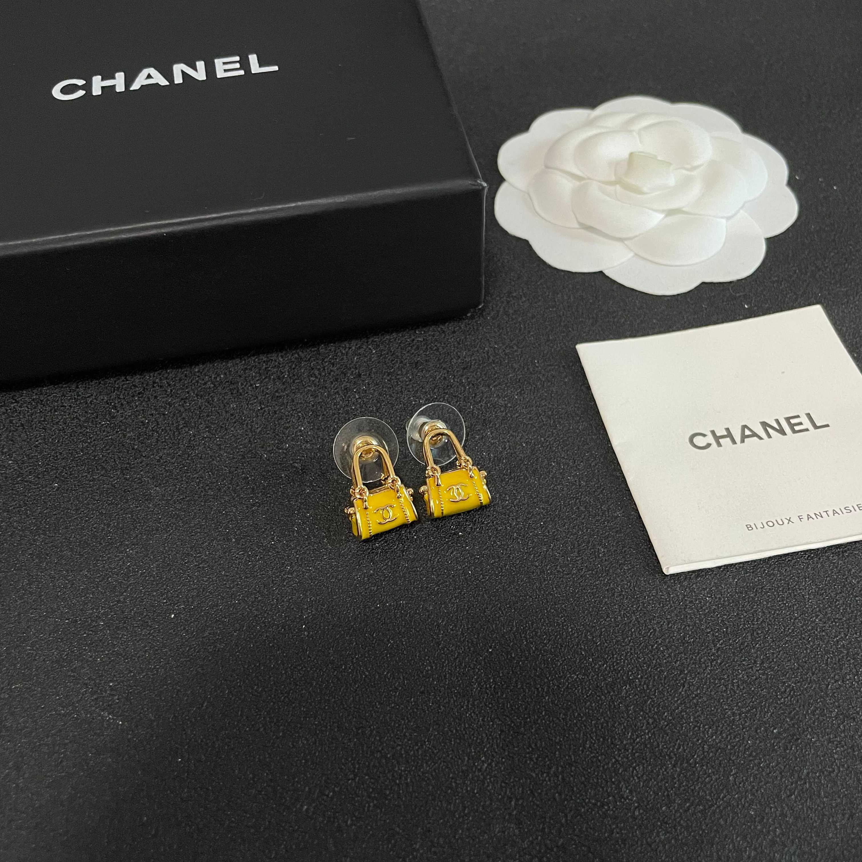 Chanel香奈儿 中古 耳钉👀小香家的款式真心无需多介绍😘🎶每一款都超好看，精致大方，非常显气质