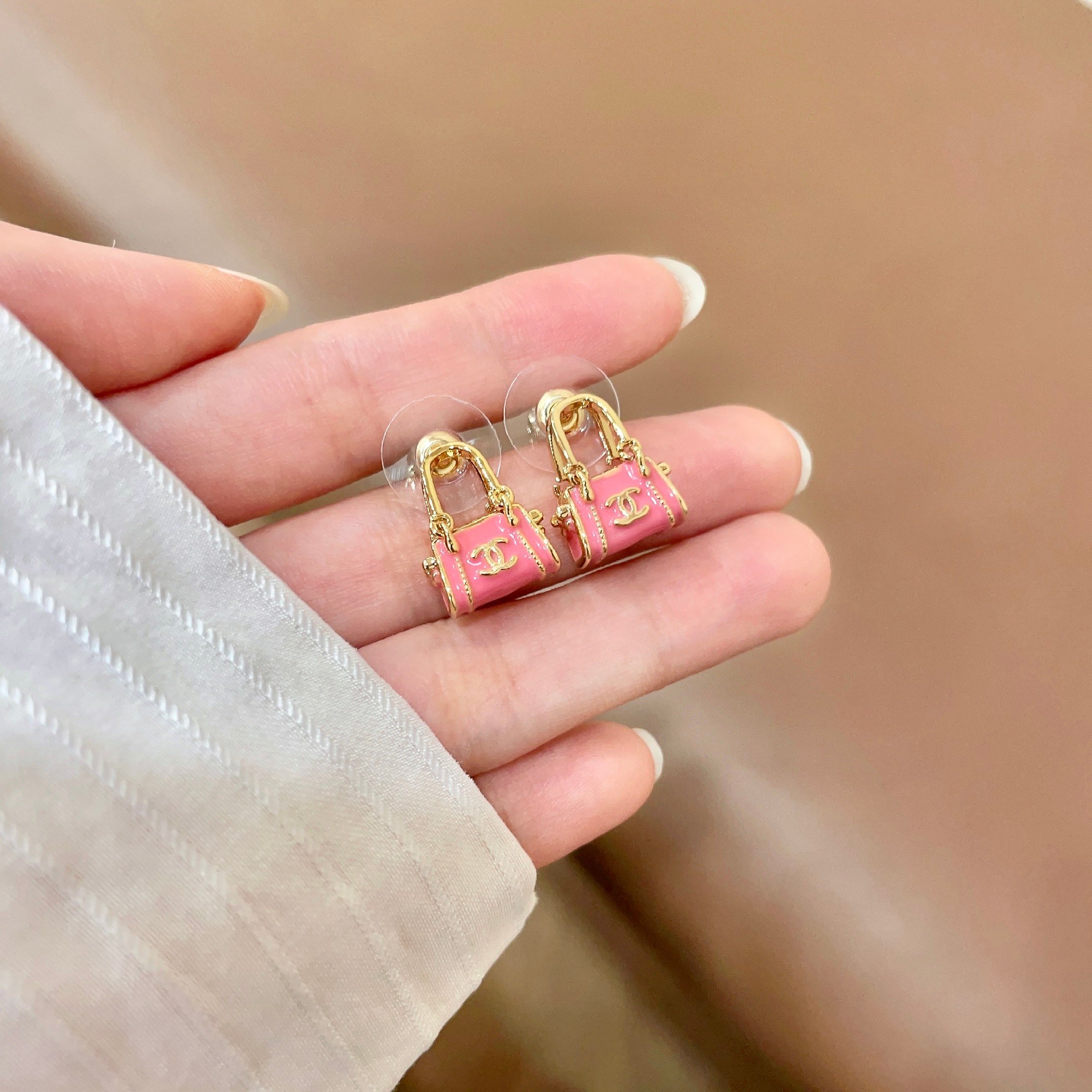 Chanel香奈儿 中古 耳钉👀小香家的款式真心无需多介绍😘🎶每一款都超好看，精致大方，非常显气质