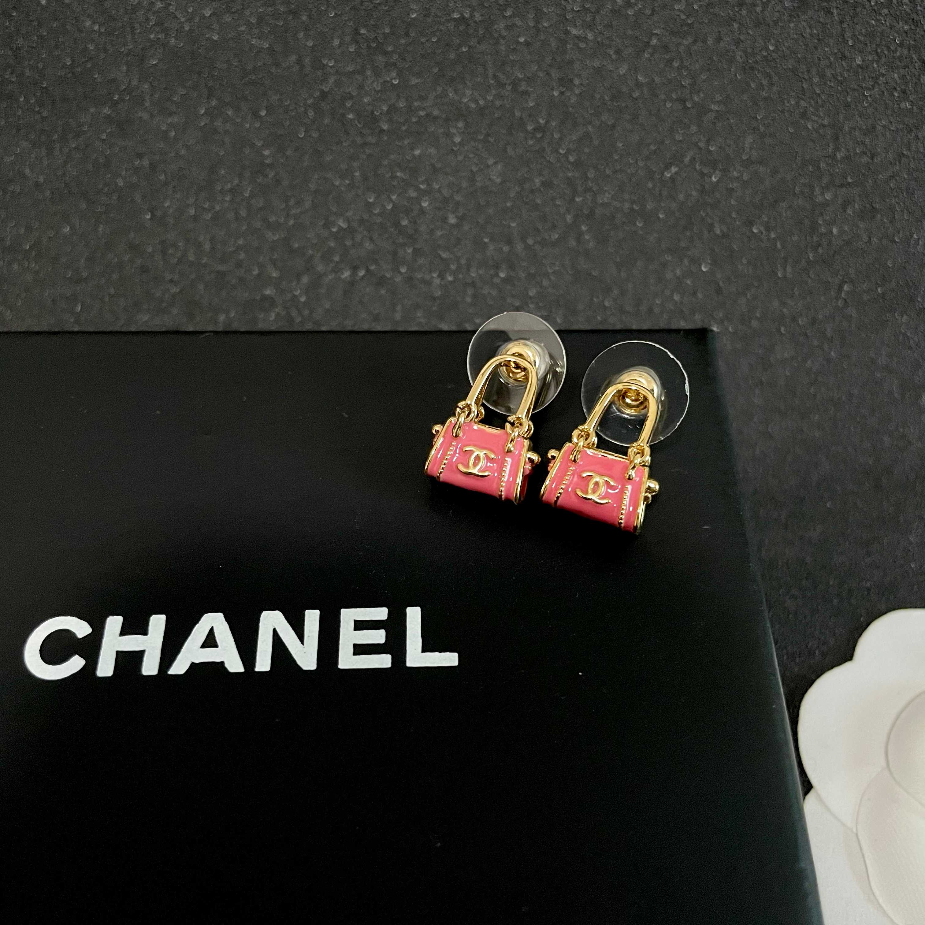 Chanel香奈儿 中古 耳钉👀小香家的款式真心无需多介绍😘🎶每一款都超好看，精致大方，非常显气质