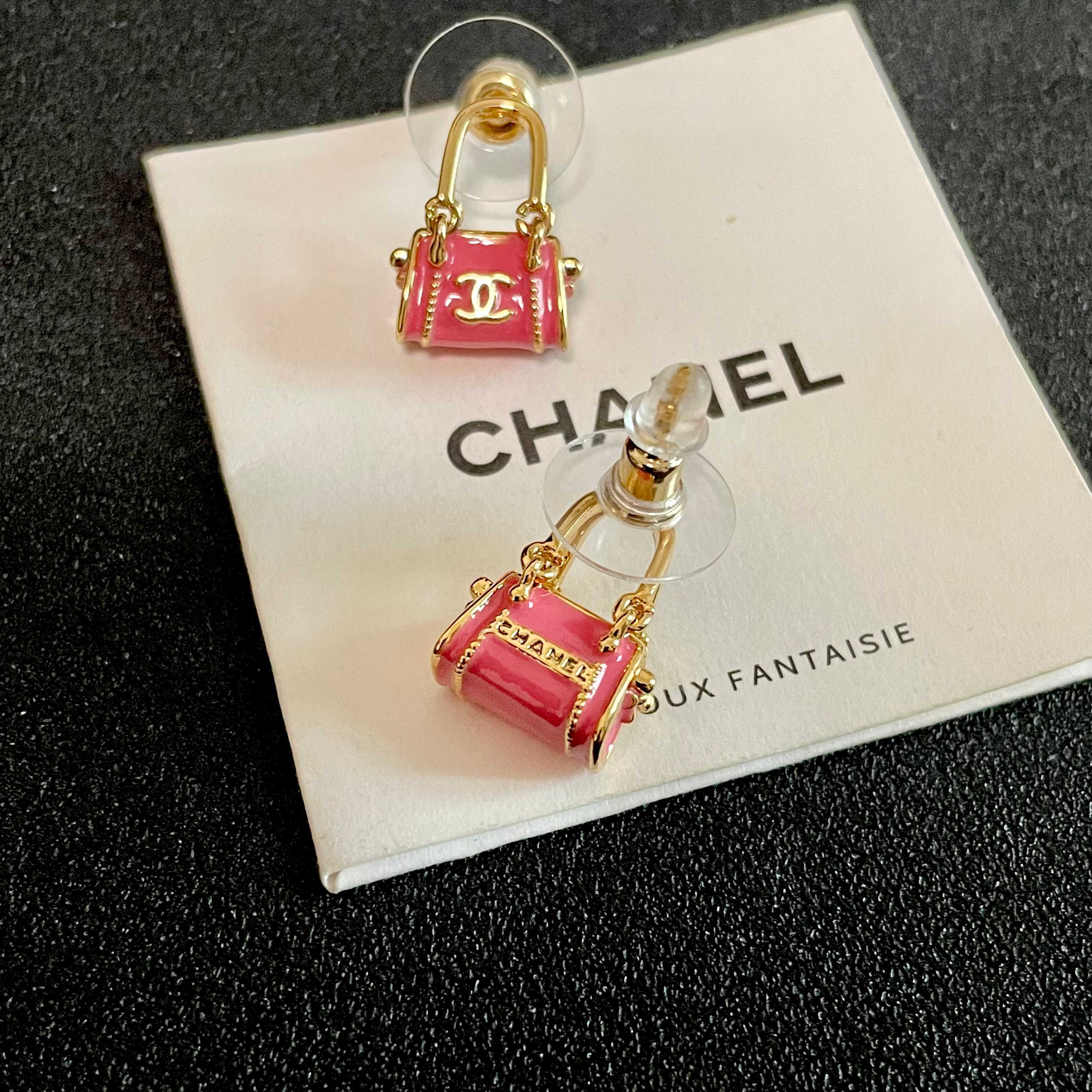 Chanel香奈儿 中古 耳钉👀小香家的款式真心无需多介绍😘🎶每一款都超好看，精致大方，非常显气质