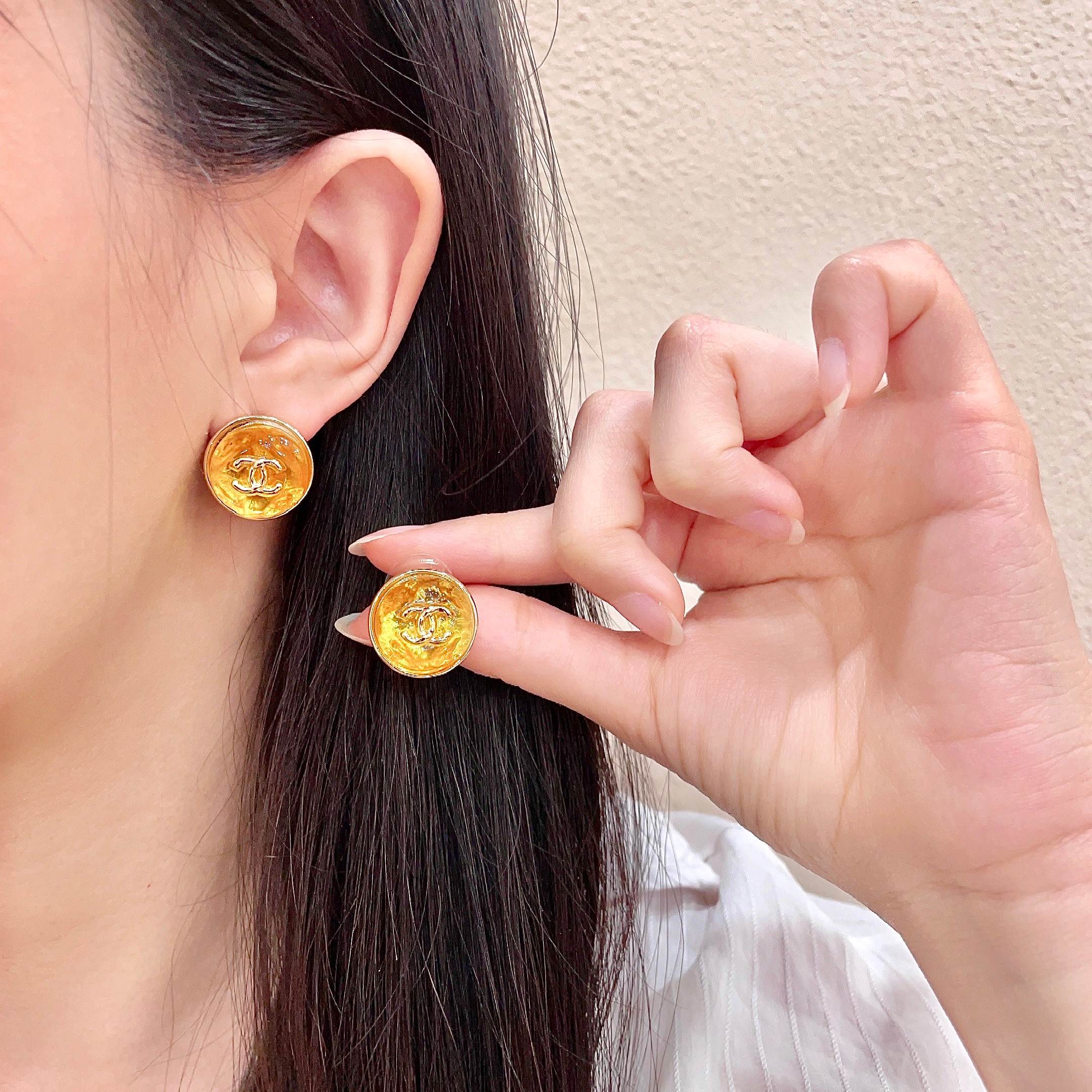 Chanel香奈儿 中古 耳钉👀小香家的款式真心无需多介绍😘🎶每一款都超好看，精致大方，非常显气质