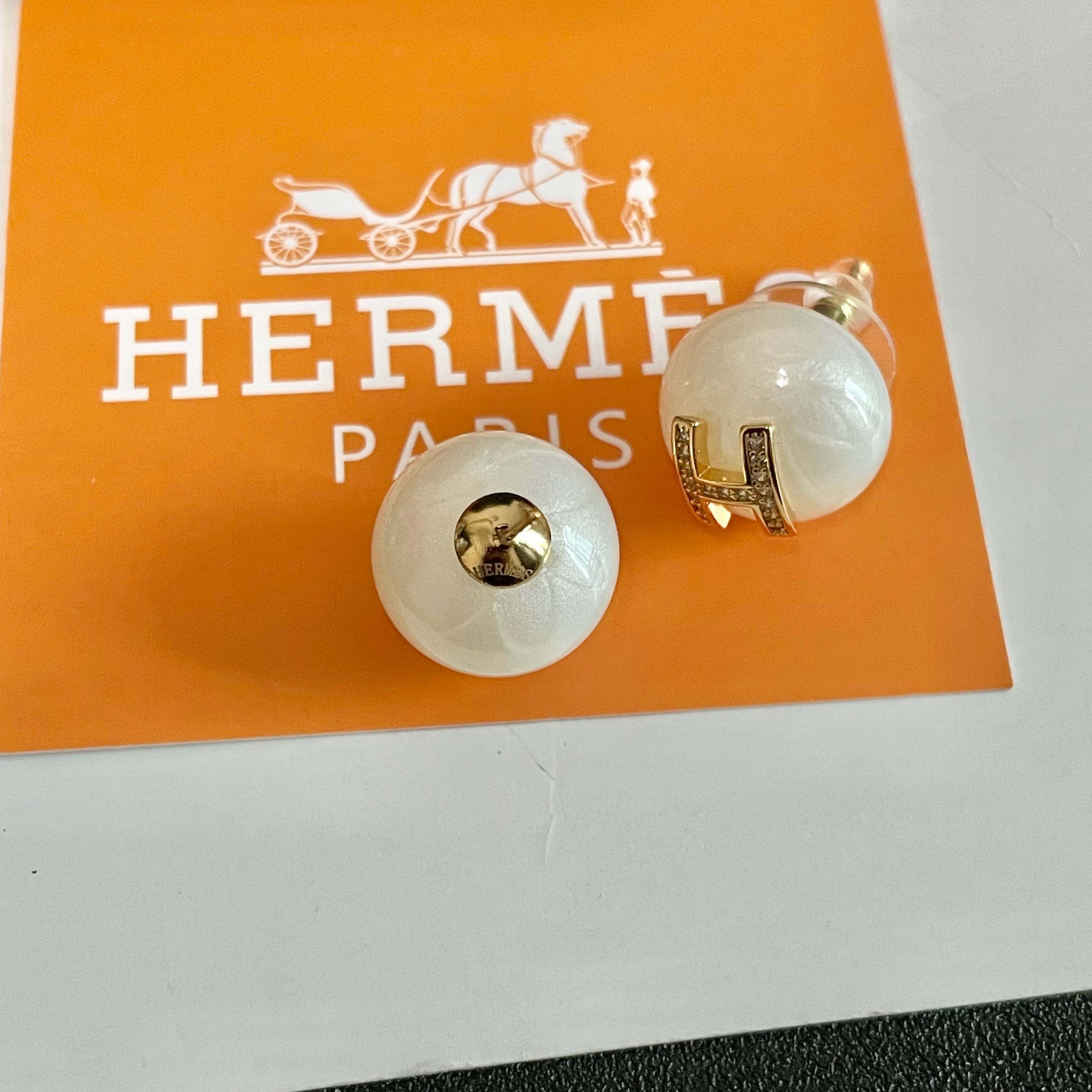 HERMES爱马仕 耳环 这款设计非常精致，高级 耳效果超级好看，一丝点缀很温柔得开又不失雅典高贵气质。