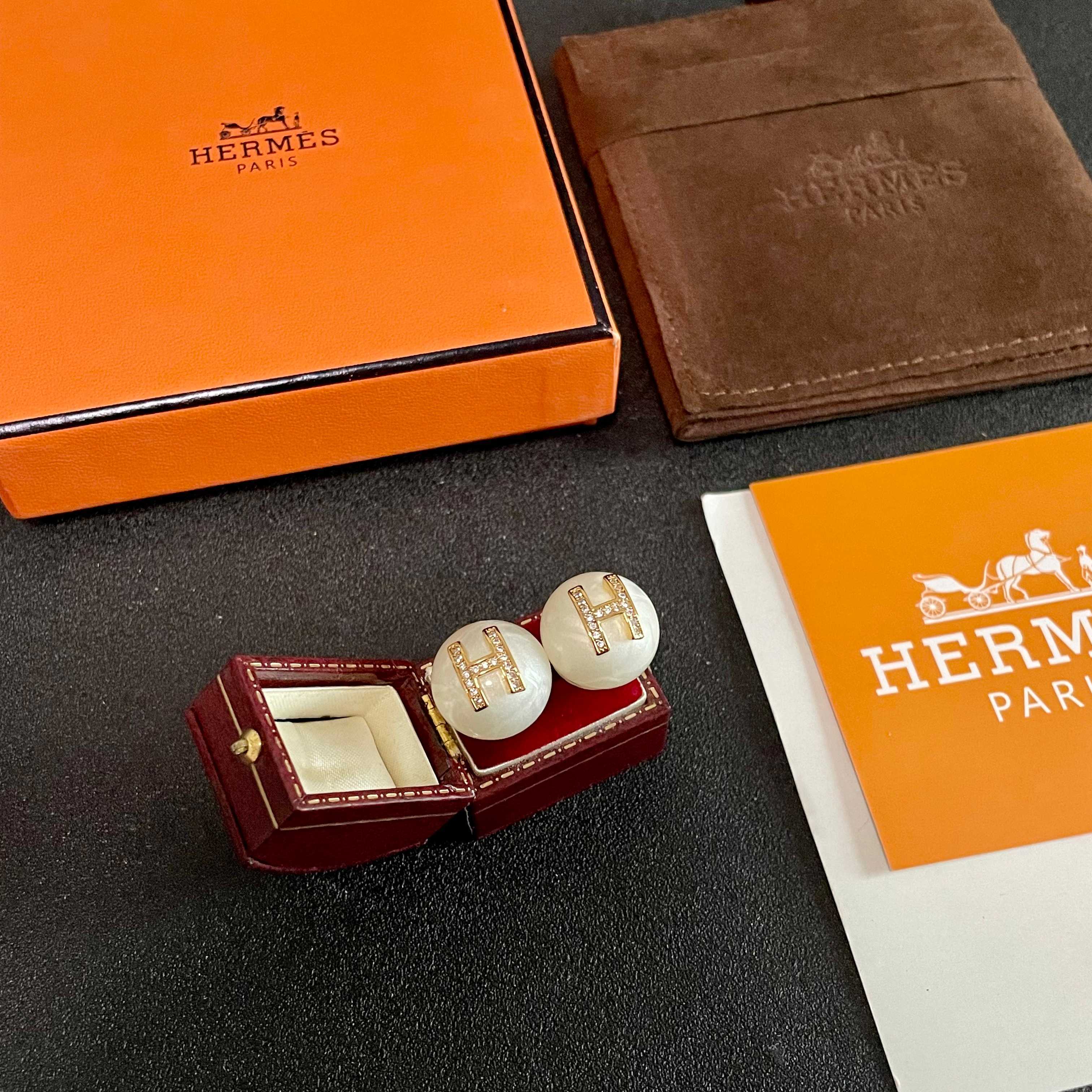 HERMES爱马仕 耳环 这款设计非常精致，高级 耳效果超级好看，一丝点缀很温柔得开又不失雅典高贵气质。