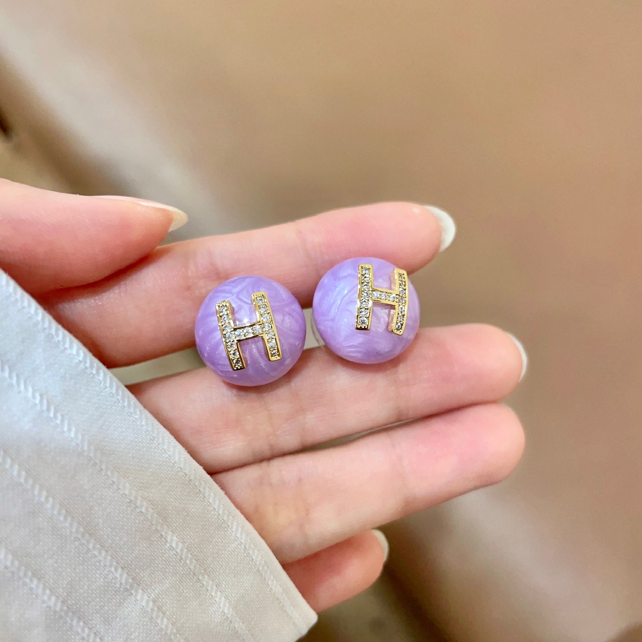 HERMES爱马仕 耳环 这款设计非常精致，高级 耳效果超级好看，一丝点缀很温柔得开又不失雅典高贵气质。