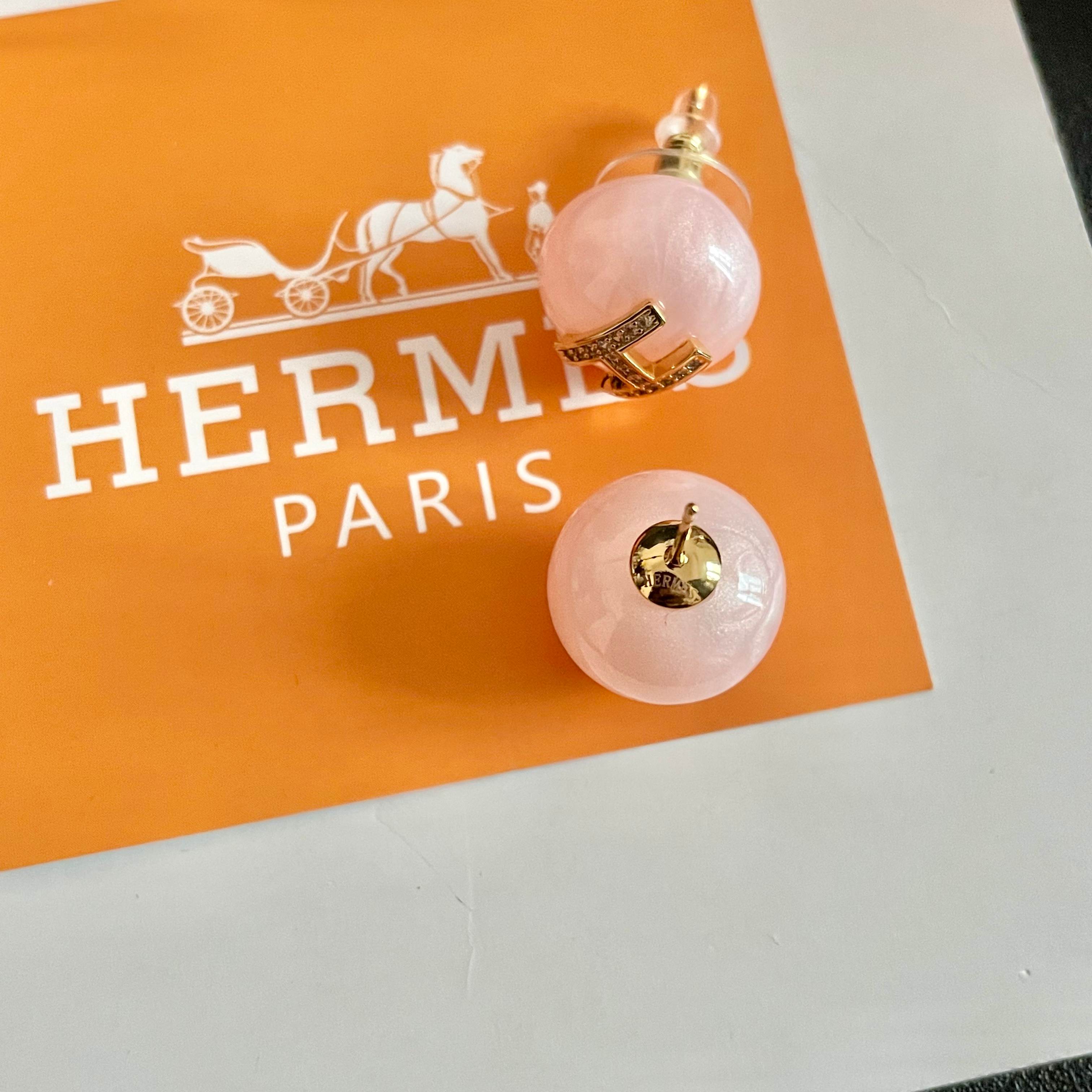 HERMES爱马仕 耳环 这款设计非常精致，高级 耳效果超级好看，一丝点缀很温柔得开又不失雅典高贵气质。