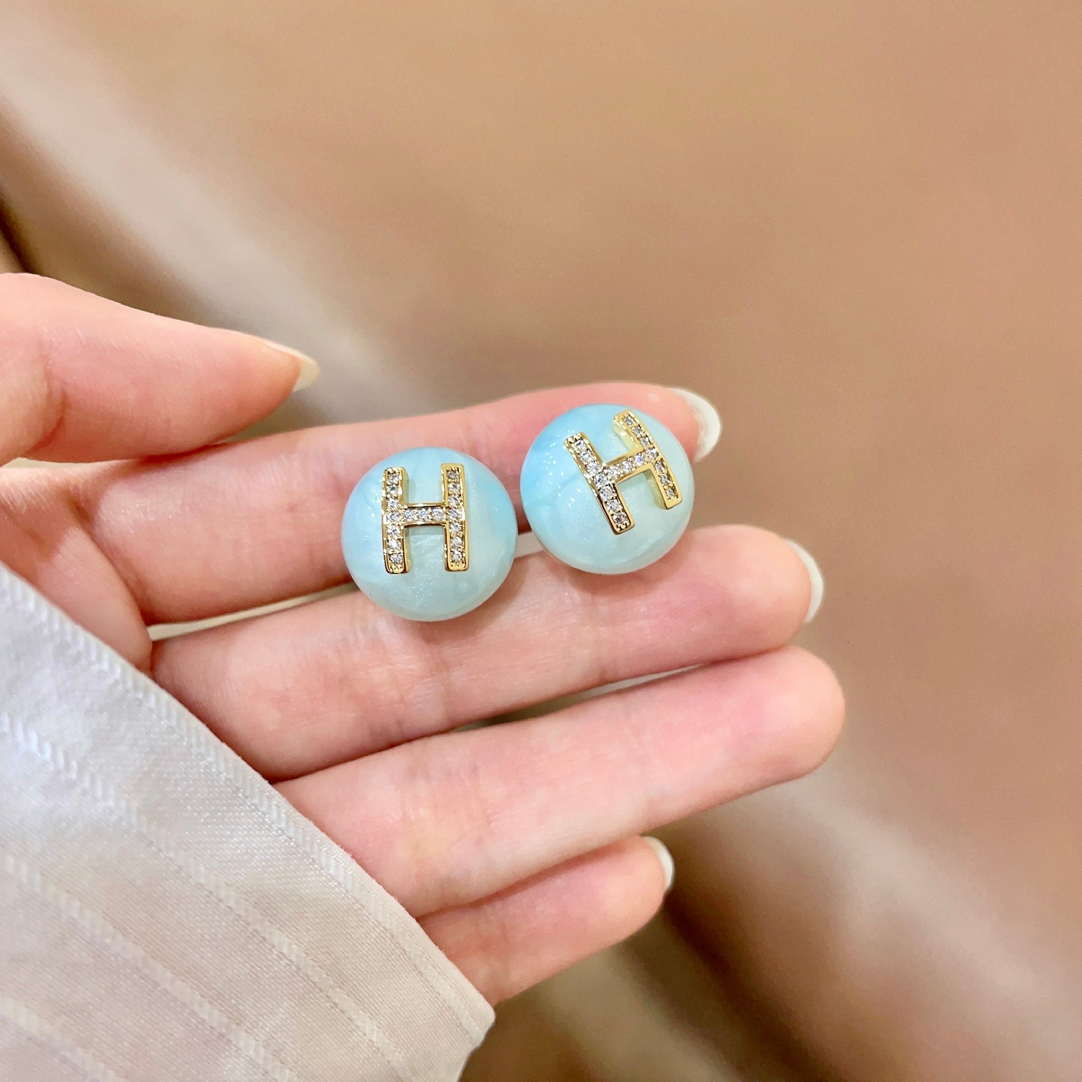 HERMES爱马仕 耳环 这款设计非常精致，高级 耳效果超级好看，一丝点缀很温柔得开又不失雅典高贵气质。