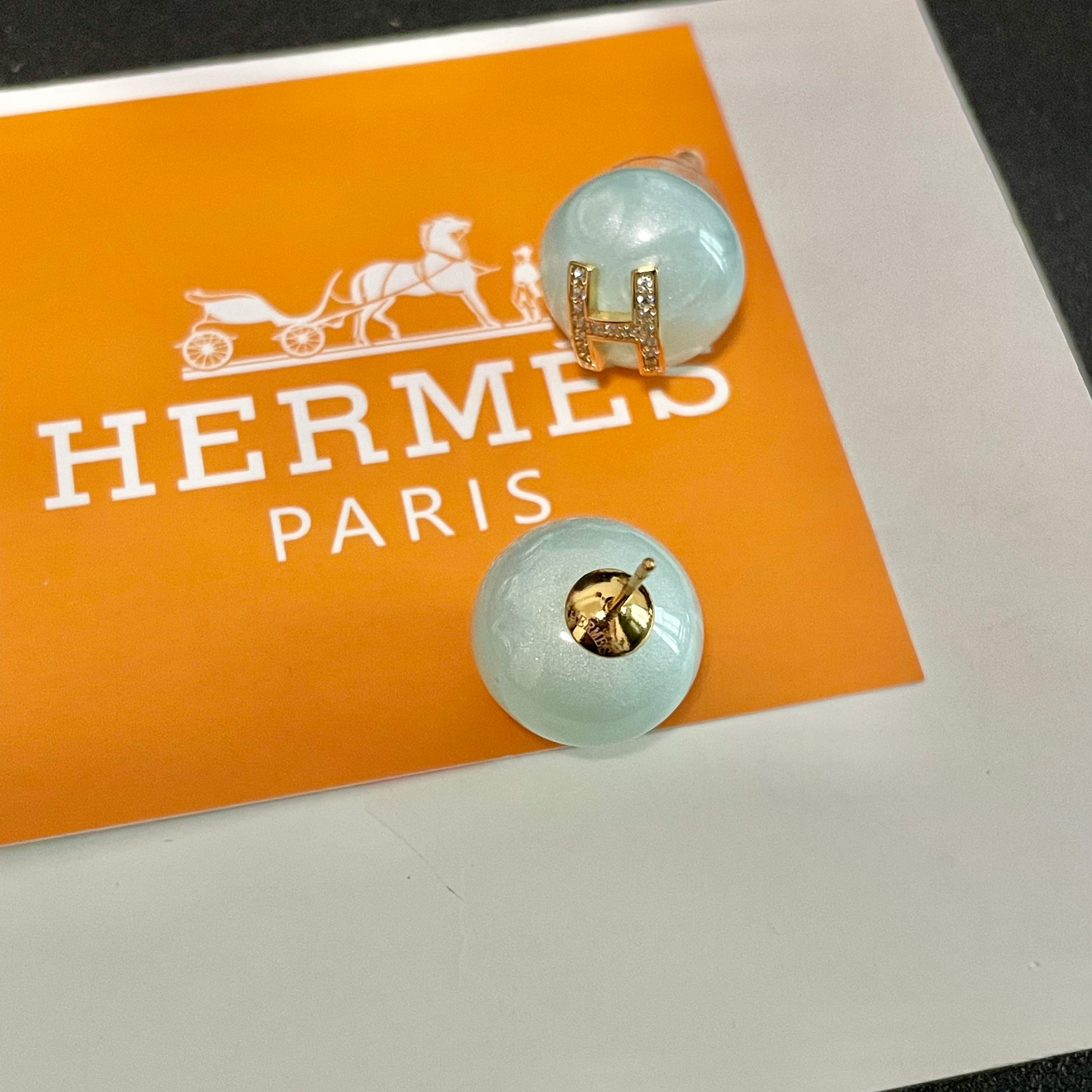 HERMES爱马仕 耳环 这款设计非常精致，高级 耳效果超级好看，一丝点缀很温柔得开又不失雅典高贵气质。